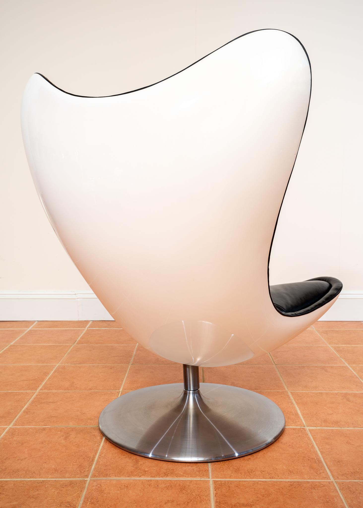 Sculptural Black Leather Swivel Lounge Chair by Terence Conran Glove Chair Space For Sale 3