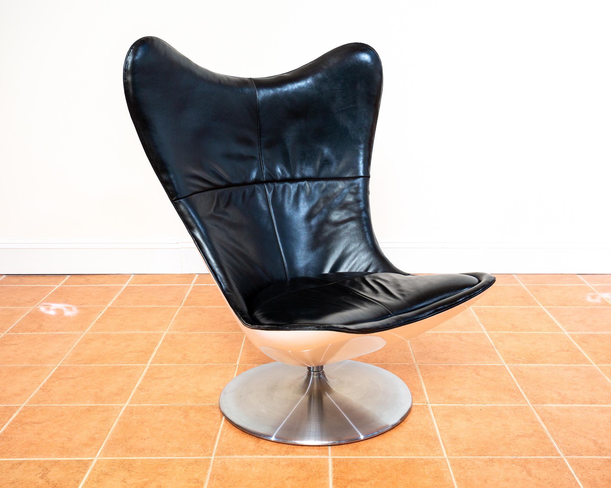 Sculptural Black Leather Swivel Lounge Chair by Terence Conran Glove Chair Space For Sale 4