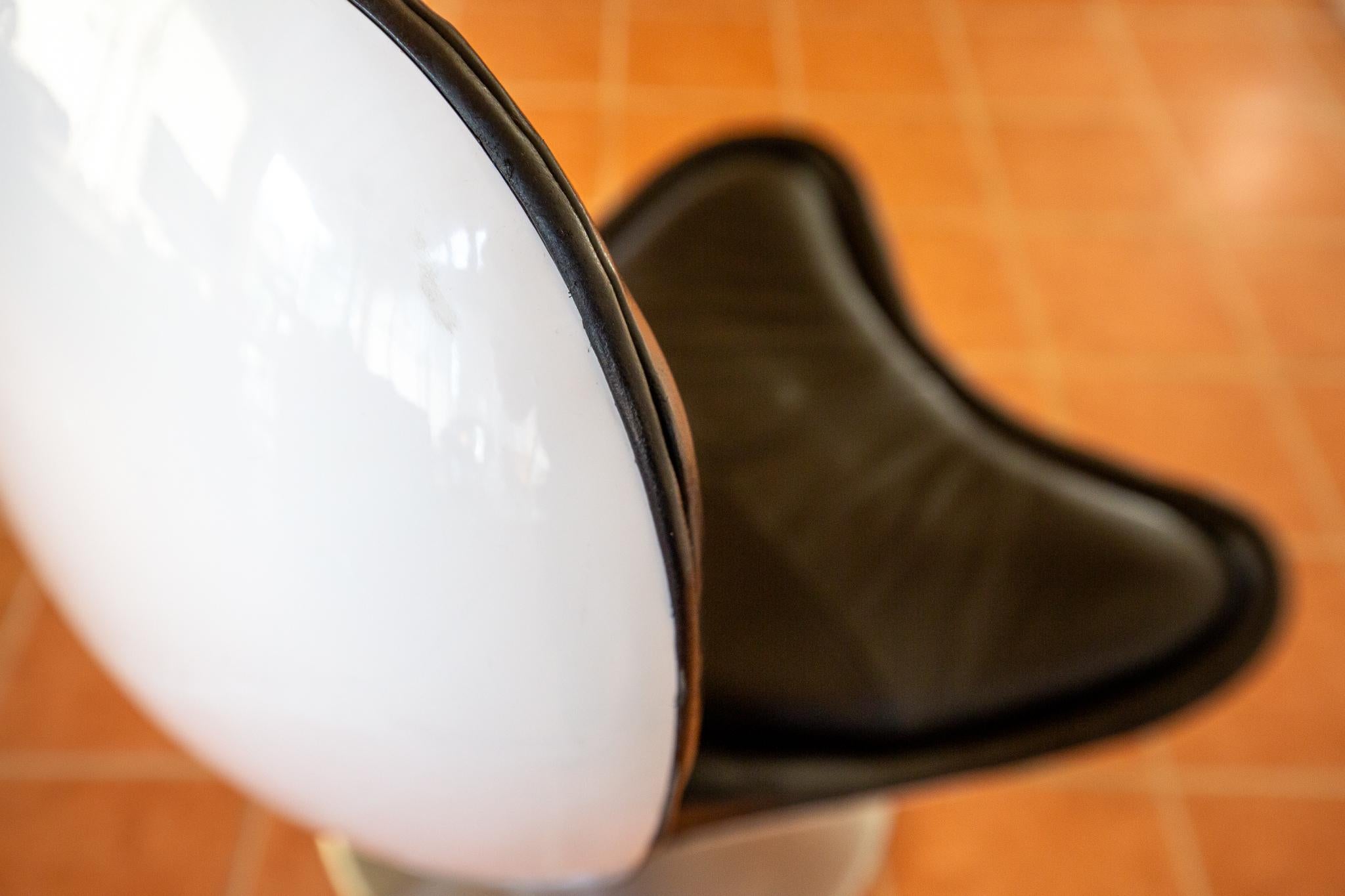 Sculptural Black Leather Swivel Lounge Chair by Terence Conran Glove Chair Space For Sale 9