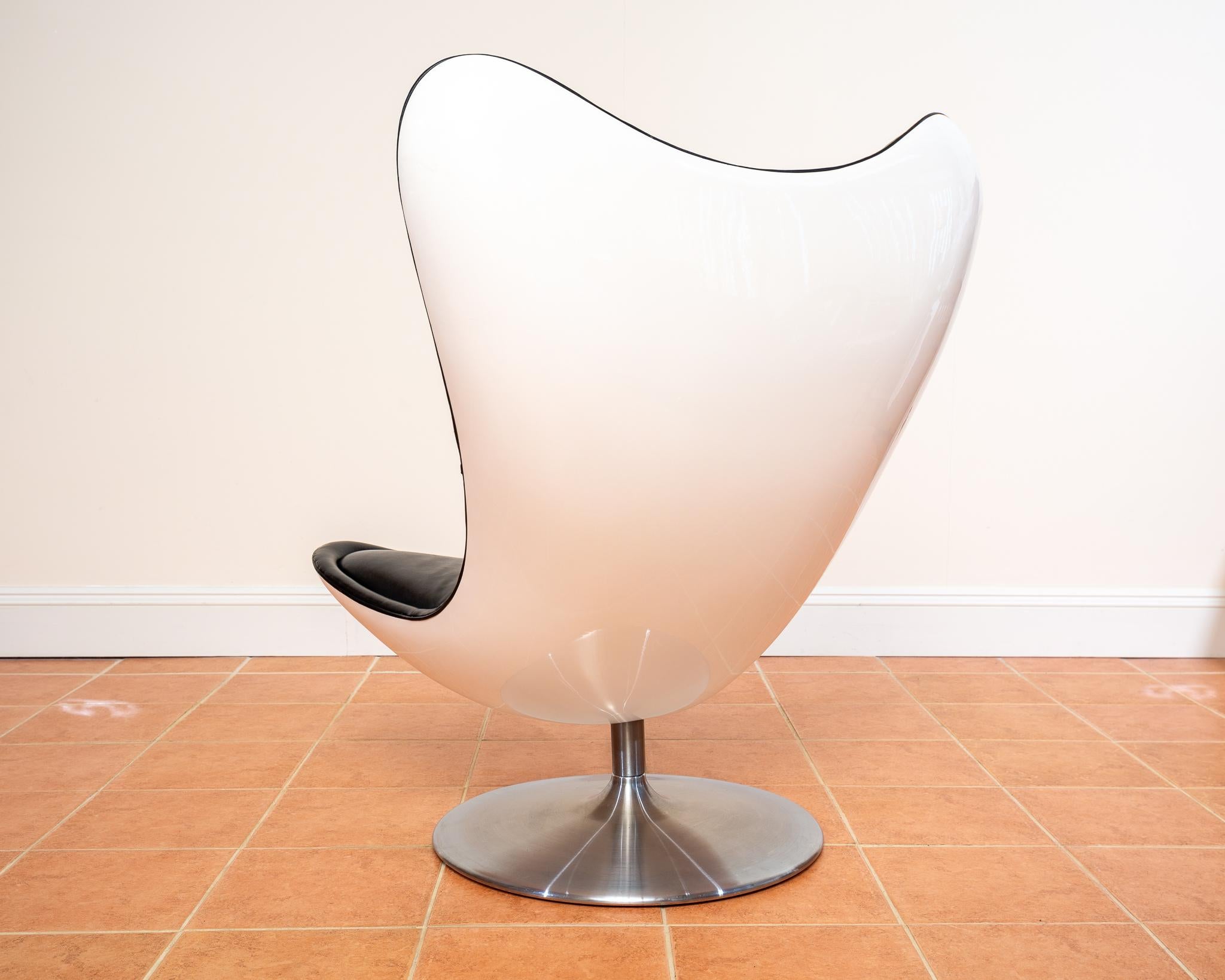 A gorgeous, luxurious, rare, and extremely impressive designer leather swivel chair in lovely condition. One of the most iconic pieces by British design giant Terence Conran, this breathtaking and sculptural statement lounge chair will add excellent