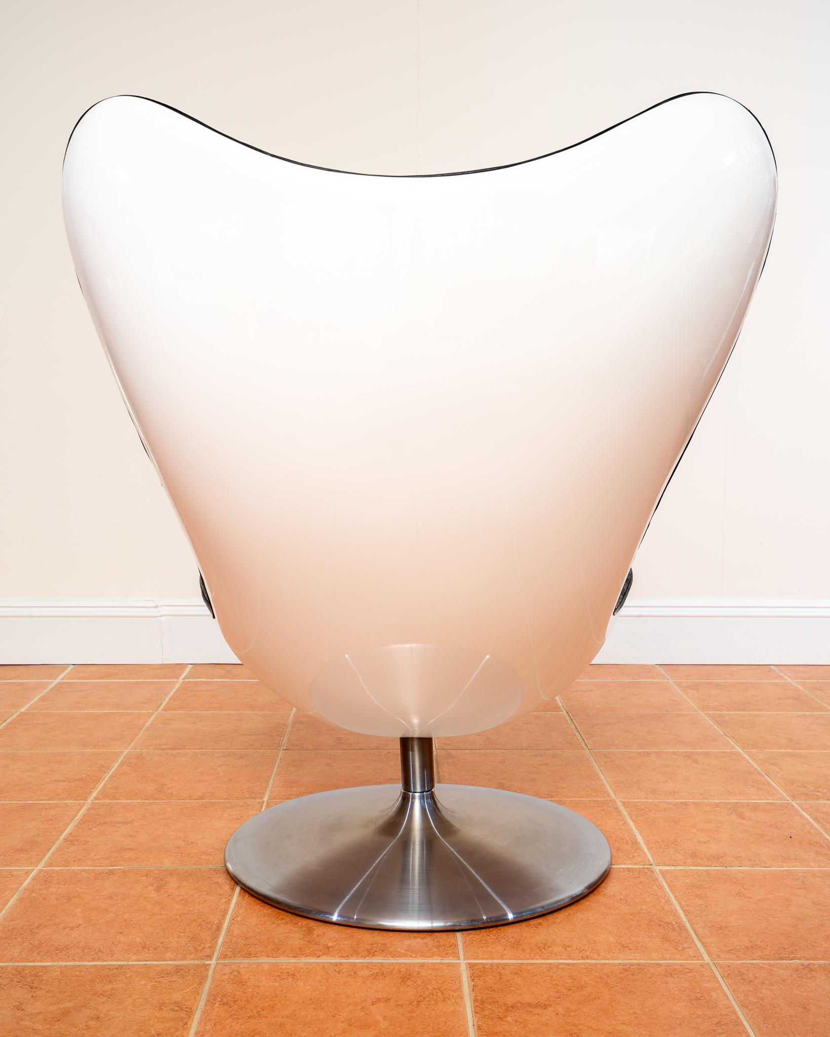Sculptural Black Leather Swivel Lounge Chair by Terence Conran Glove Chair Space In Good Condition For Sale In London, GB