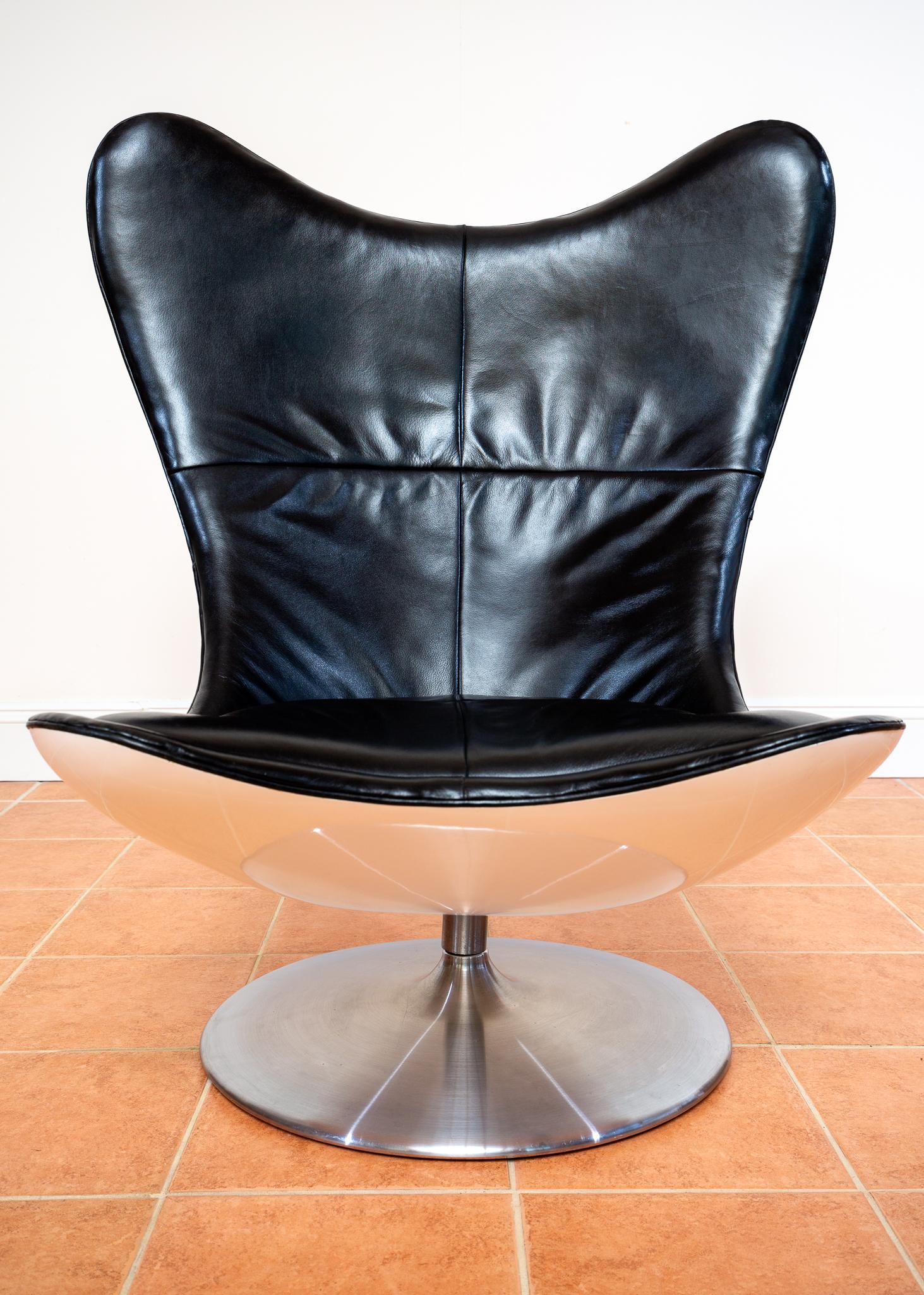 20th Century Sculptural Black Leather Swivel Lounge Chair by Terence Conran Glove Chair Space For Sale