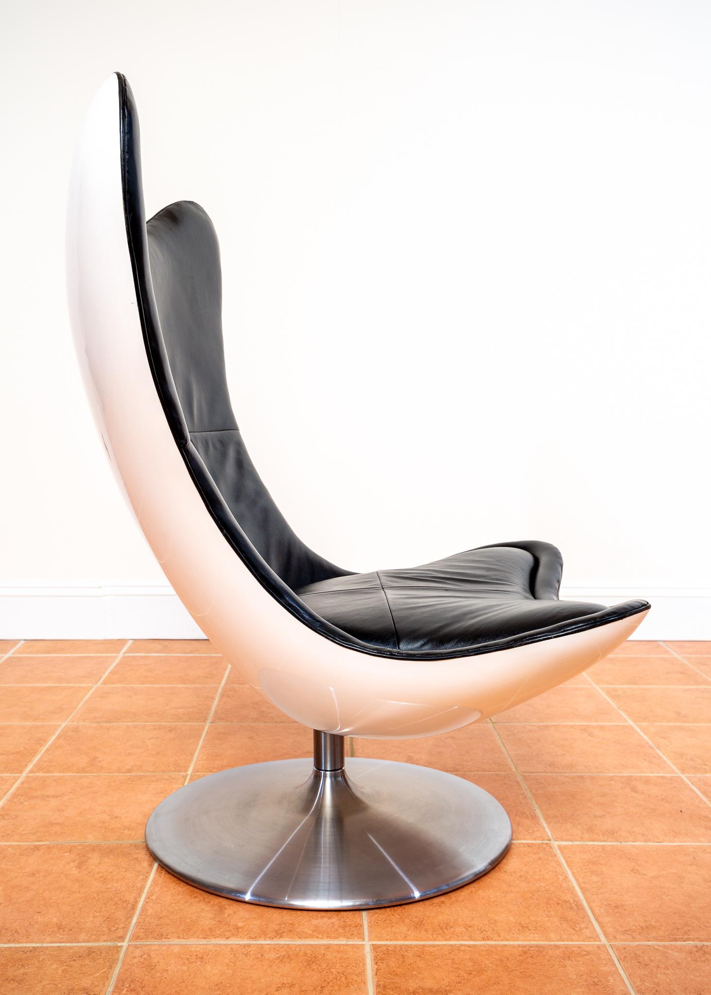 Sculptural Black Leather Swivel Lounge Chair by Terence Conran Glove Chair Space For Sale 1