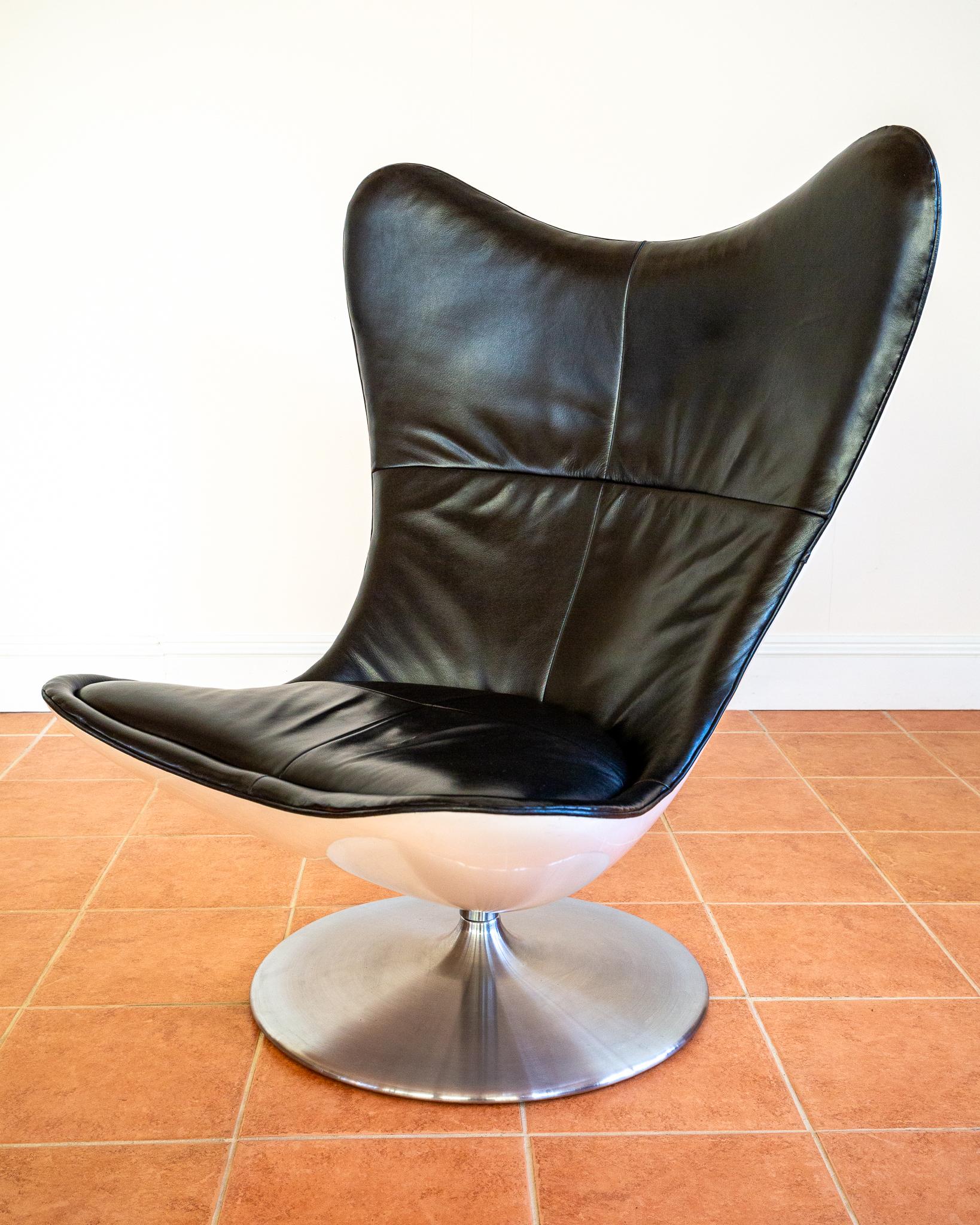 Sculptural Black Leather Swivel Lounge Chair by Terence Conran Glove Chair Space For Sale 2