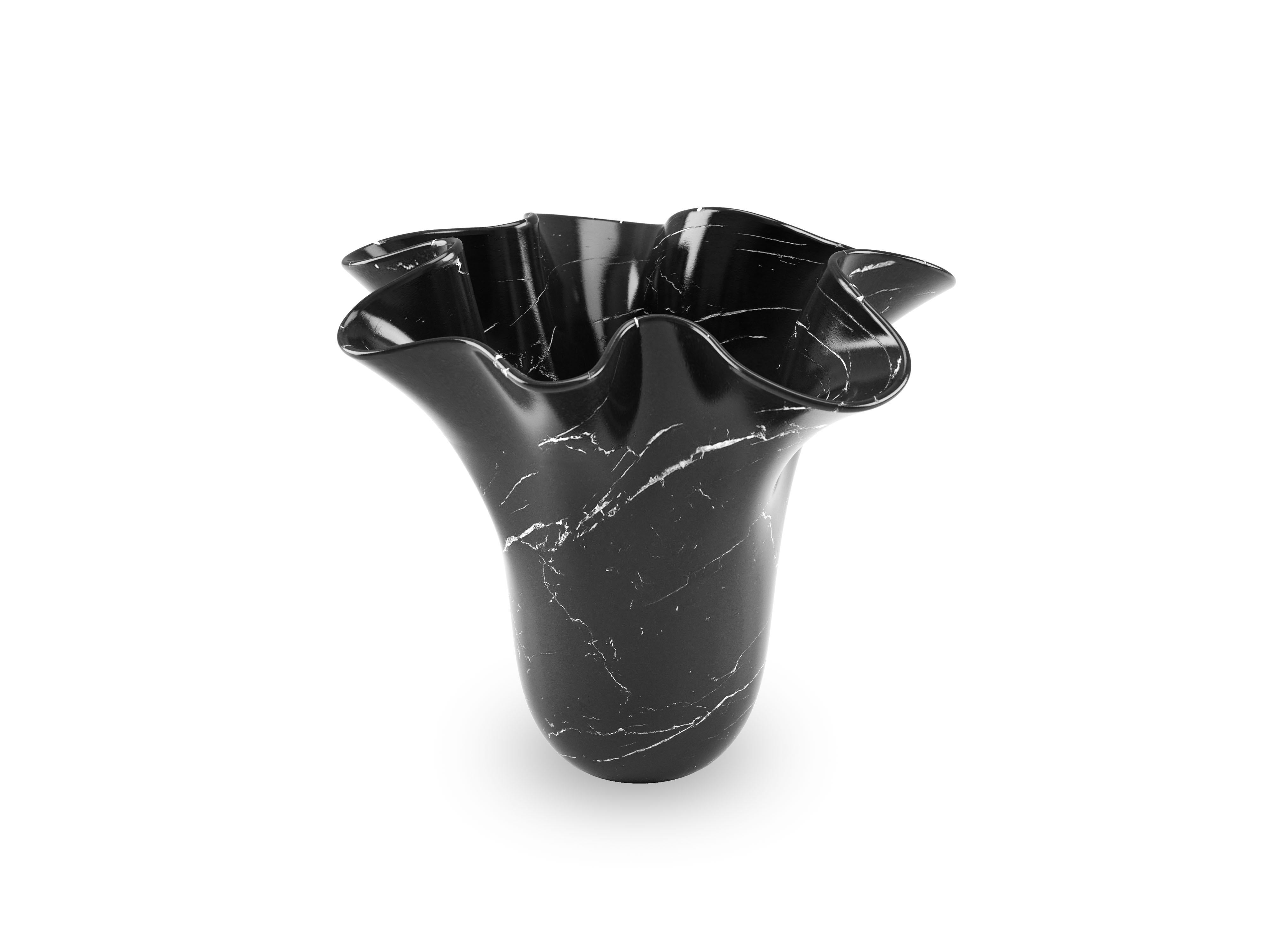 Moderne Vase sculptural en marbre noir Marquina Vase décoratif, sculpture en forme de fleur en vente