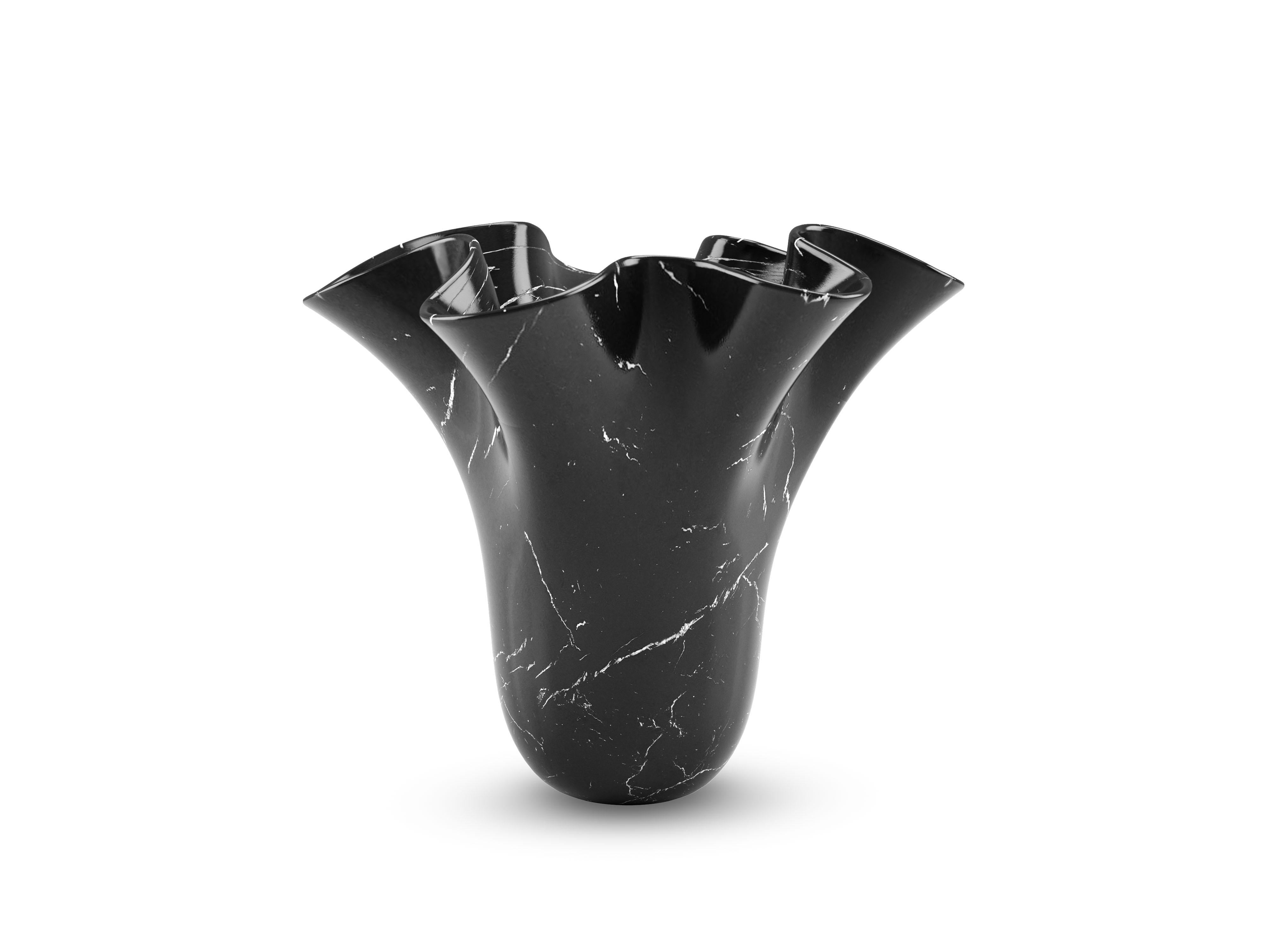 Skulpturale Schwarze Marquina Marmor Vase Gefäß Dekorativ, Blumenform Skulptur (Handgefertigt) im Angebot