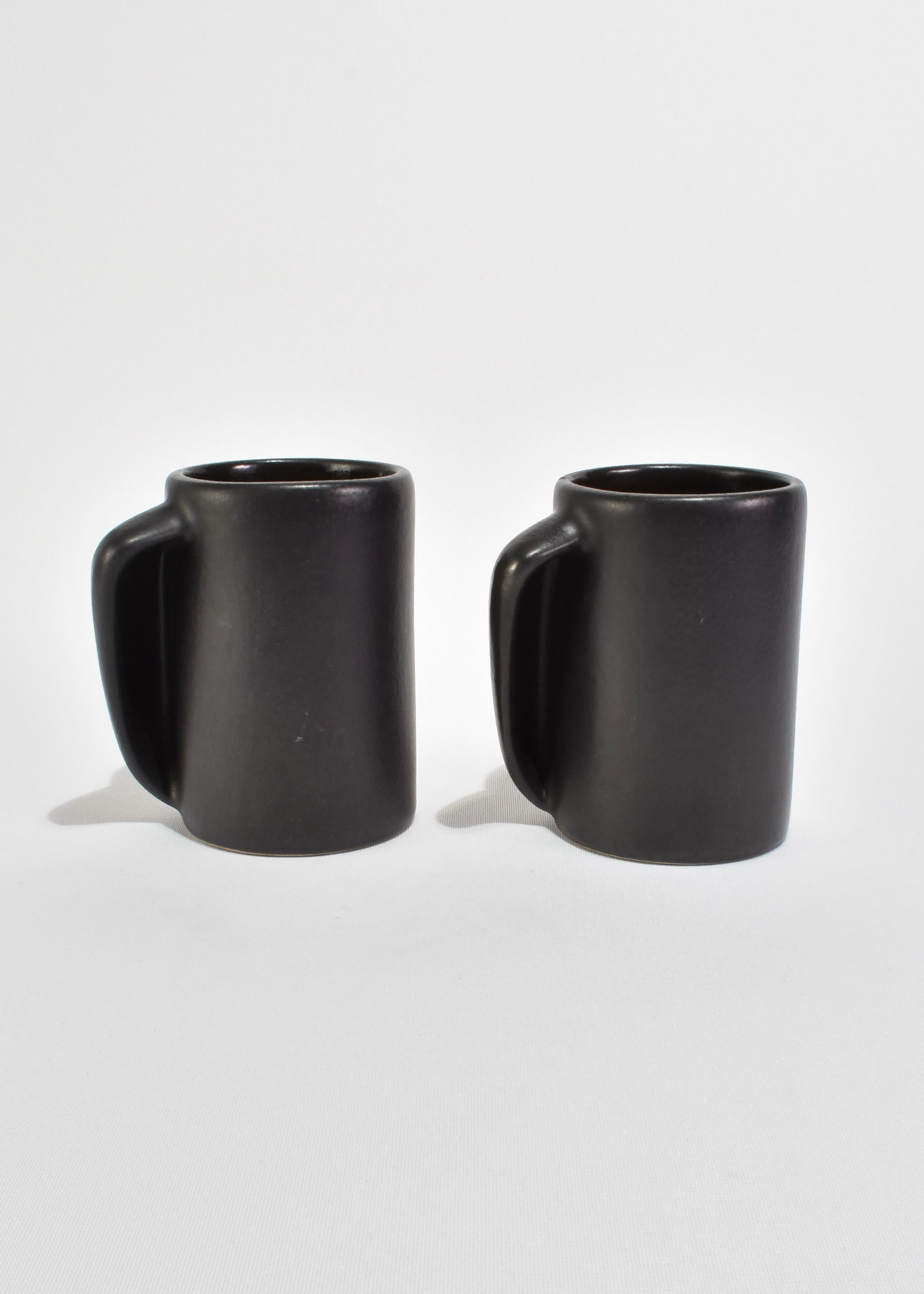 Set de deux mugs en céramique vintage faits à la main, émail noir mat, avec poignée sculpturale, set de deux. Estampillé sur la base, Beauce Québec.