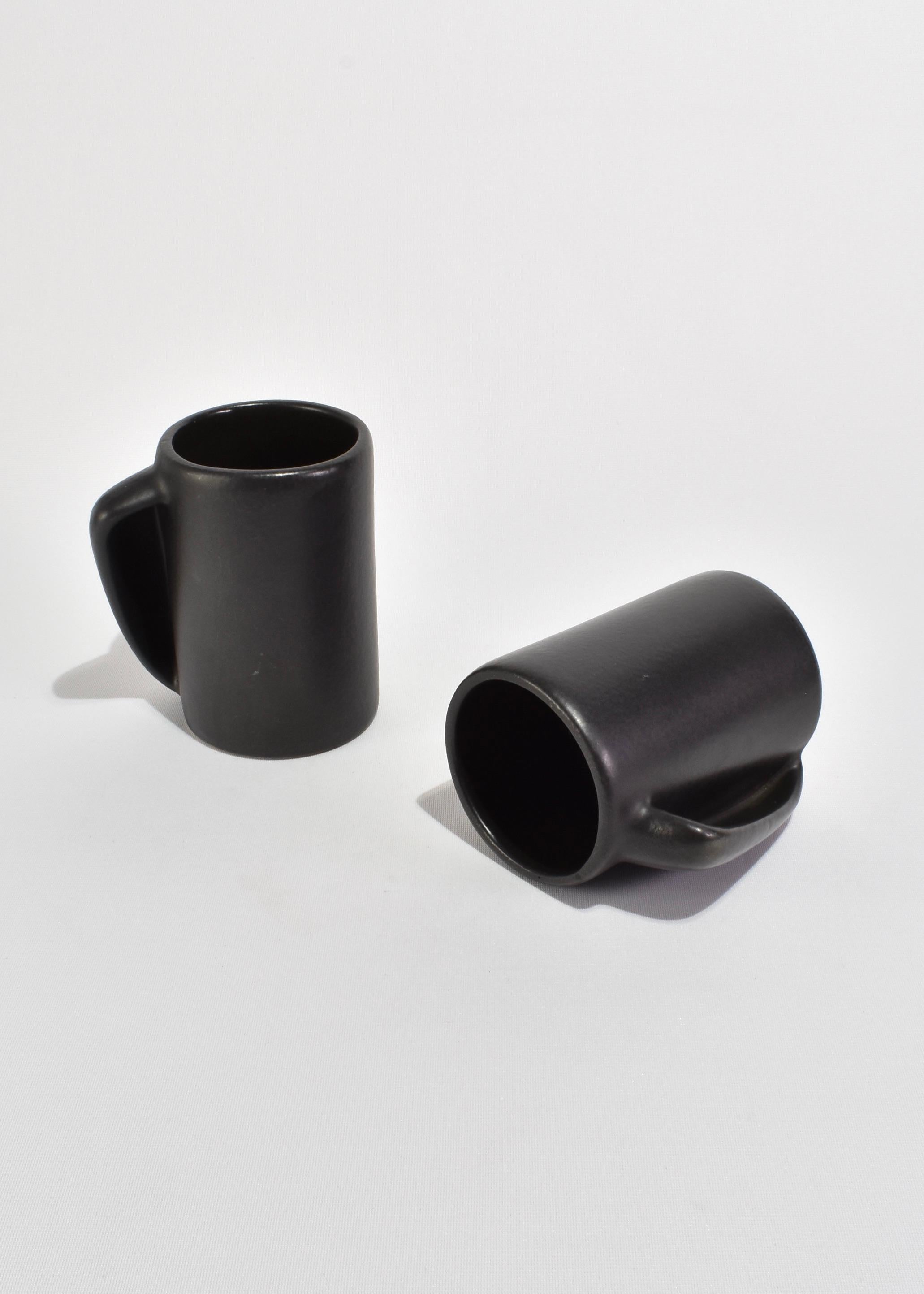 Fait main Set de mugs noirs sculpturaux en vente