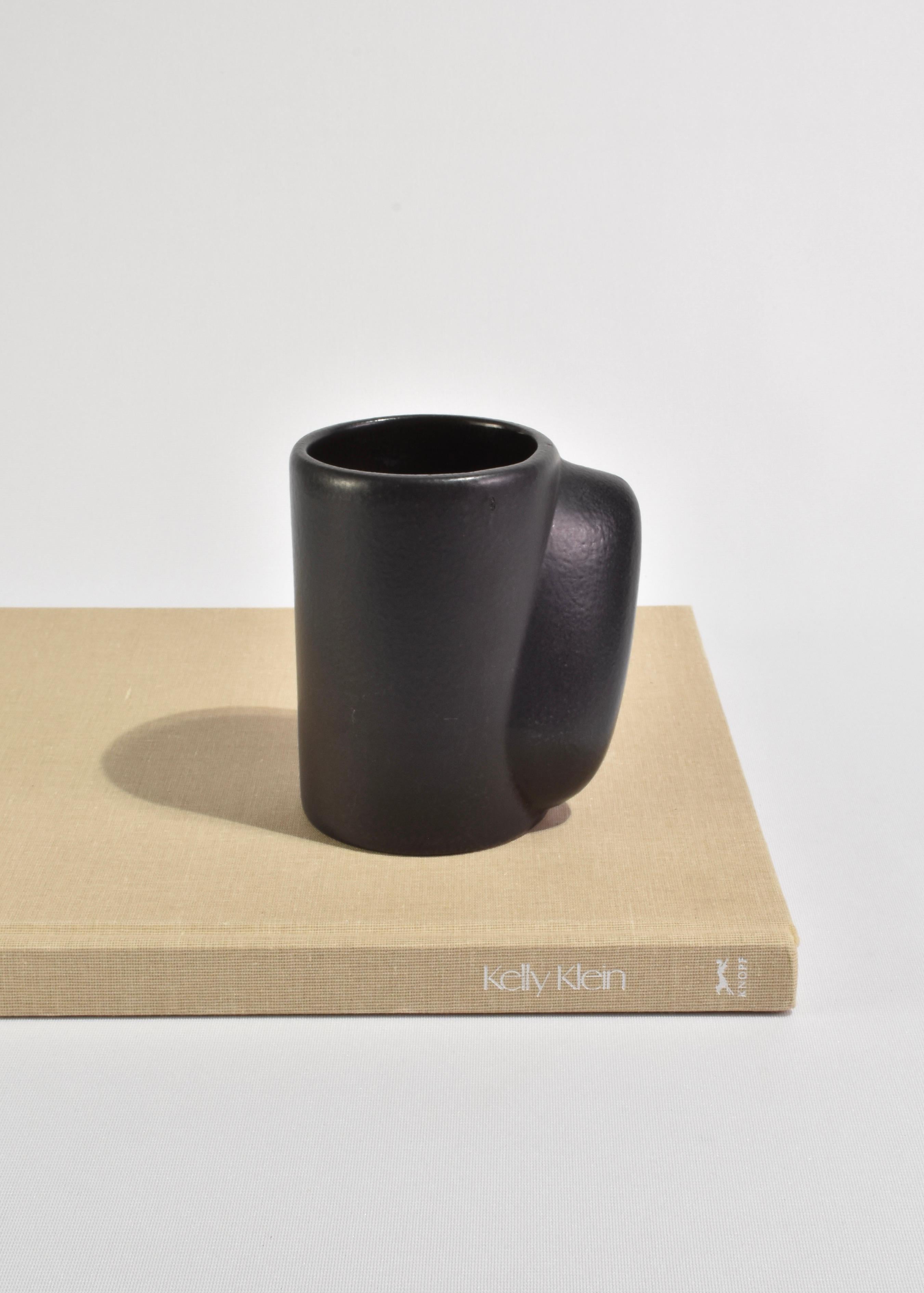 Set de mugs noirs sculpturaux Bon état - En vente à Richmond, VA