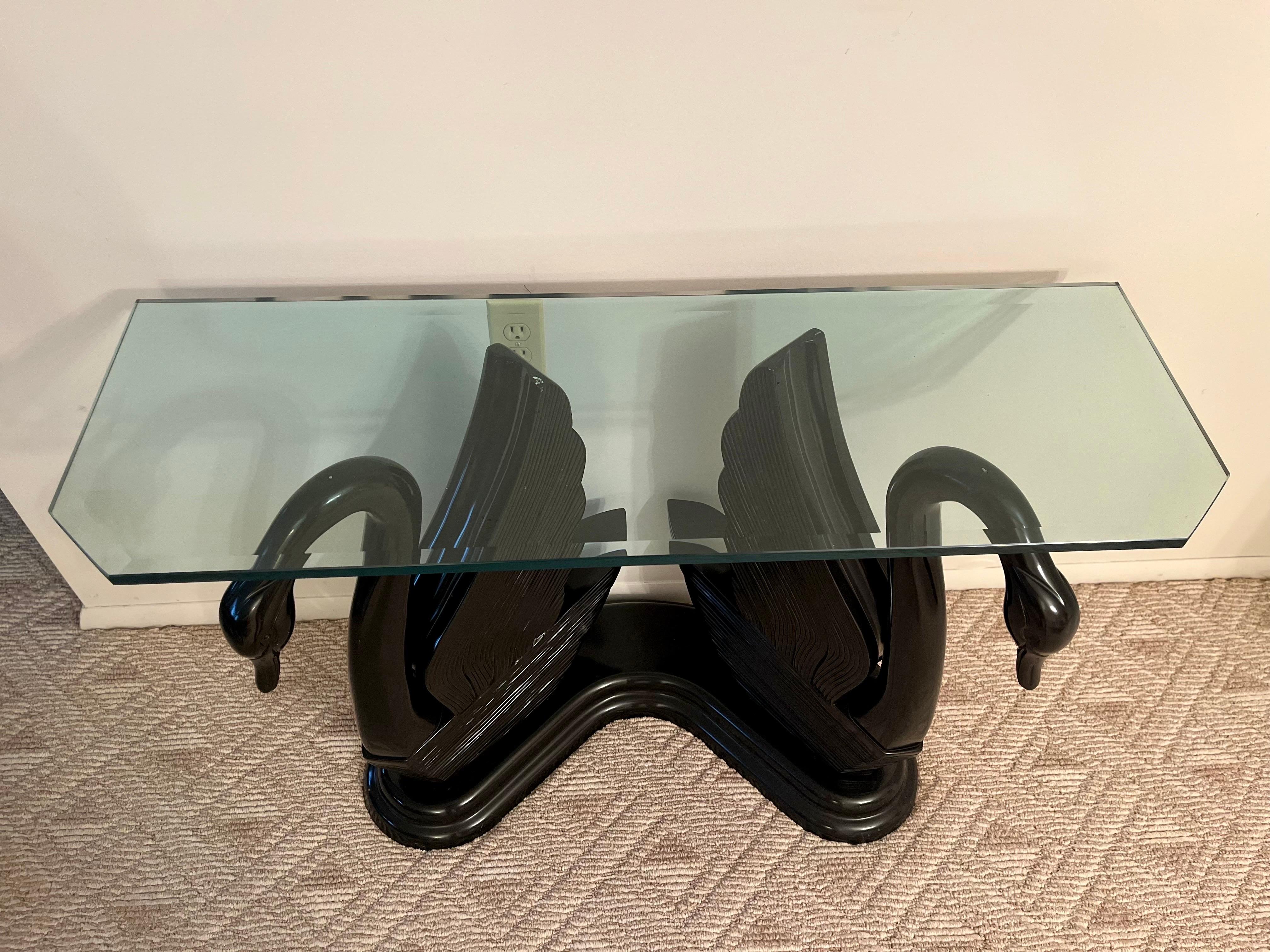 La table console Vintage présente un design sculptural de cygne avec des cygnes opposés fabriqués en résine lourde. Dans le style de la Maison Jansen. Plateau en verre avec bord biseauté. Le verre mesure 45