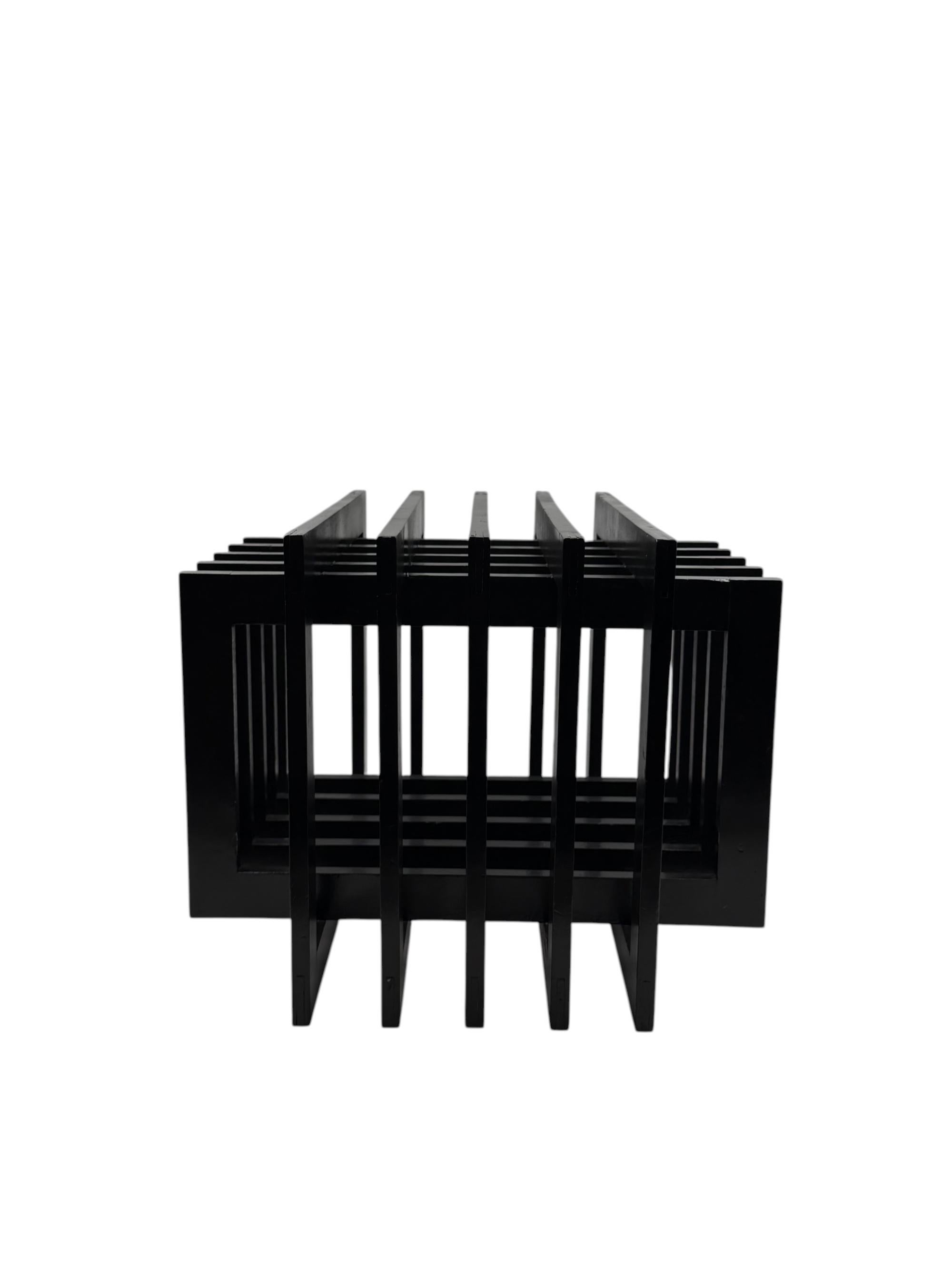 Bois Table d'appoint sculpturale en bois noir, France 1980 en vente