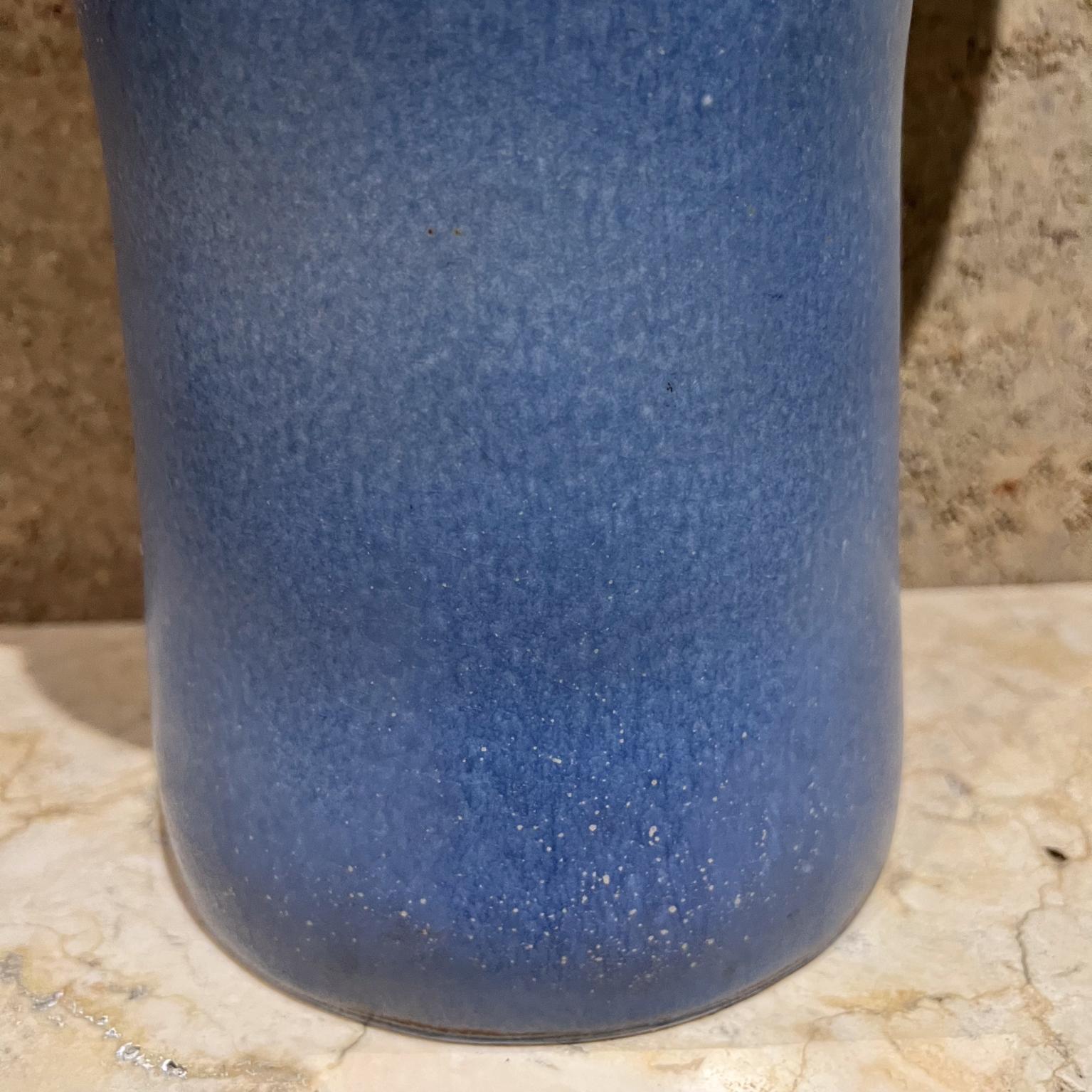 Studio Pottery alto e scultoreo, firmato Studio A.
23,5 H. x 15 L. x 9 D.
Blu e grigio chiaro
Arte firmata
Piccola crepa all'interno degli angoli.  
Condizioni originali e non restaurate
Fai riferimento alle immagini elencate.