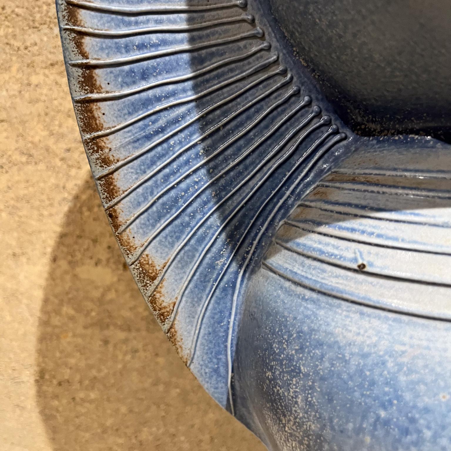 Mid-Century moderno Scultura in ceramica blu Studio Pottery di Sclight in vendita