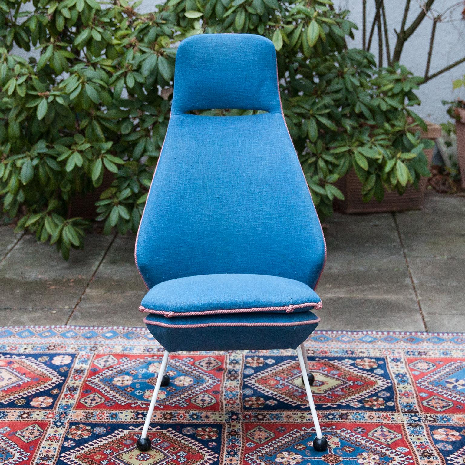 Typical spectacular design of 1950s, featuring a rounded open framework in white enameled solid iron with sculpted original blue fabric upholstery, the edges framed with a pink cord and original black plastic ball feet. Classic. Comfortable. Never