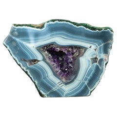 Géode sculpturale en agate Lace bleue avec améthyste violette profonde