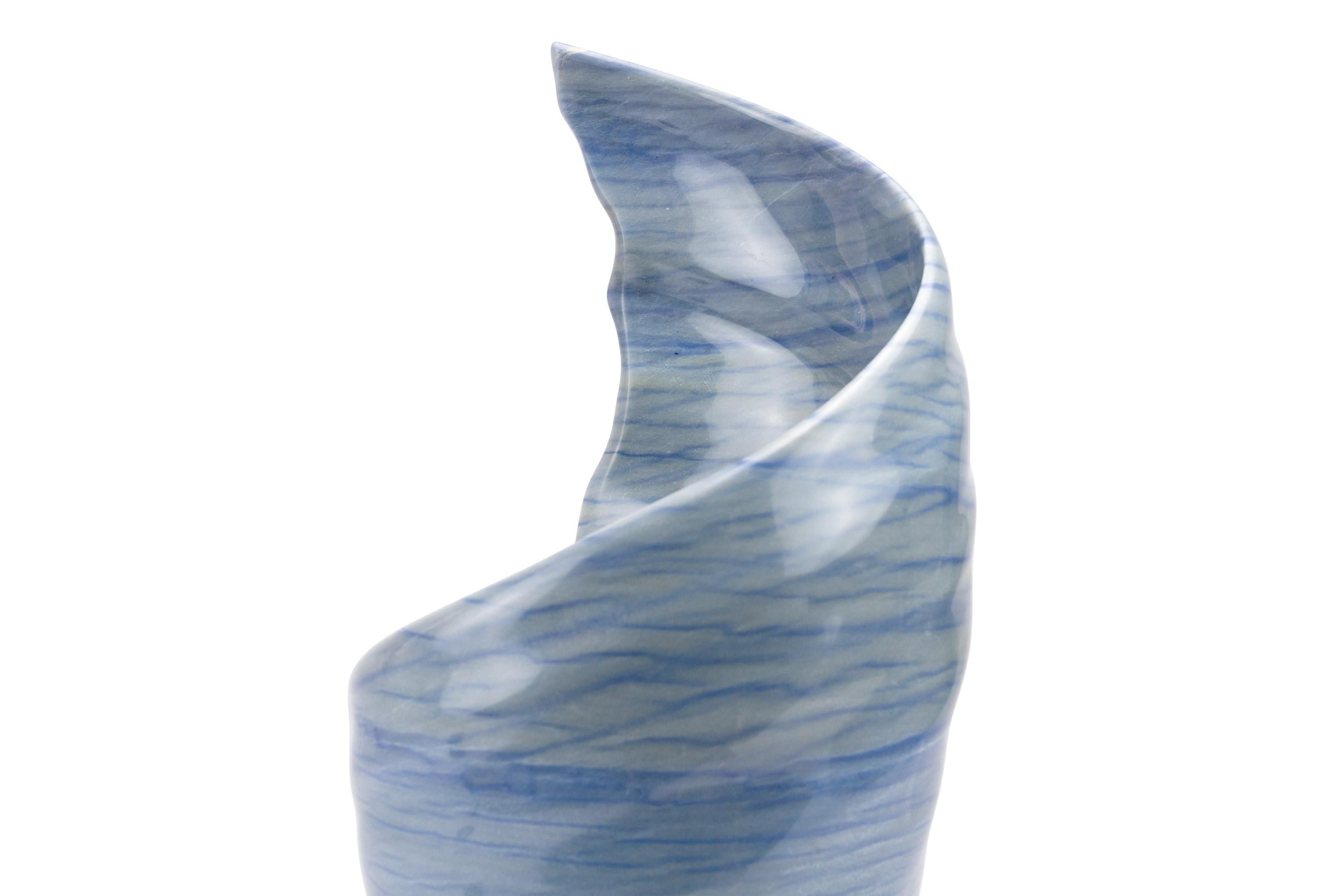 Intagliato a mano Vaso scultoreo blu Marmo Azul Macaubas Fatto a mano in Italia, Forma organica in vendita