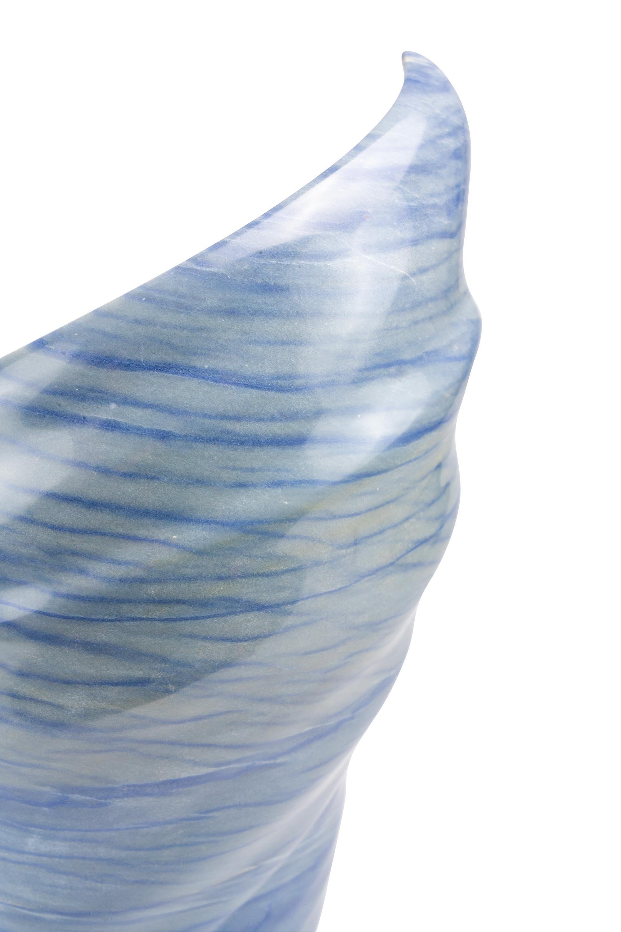 Vaso scultoreo blu Marmo Azul Macaubas Fatto a mano in Italia, Forma organica In condizioni Nuovo in vendita a Ancona, Marche