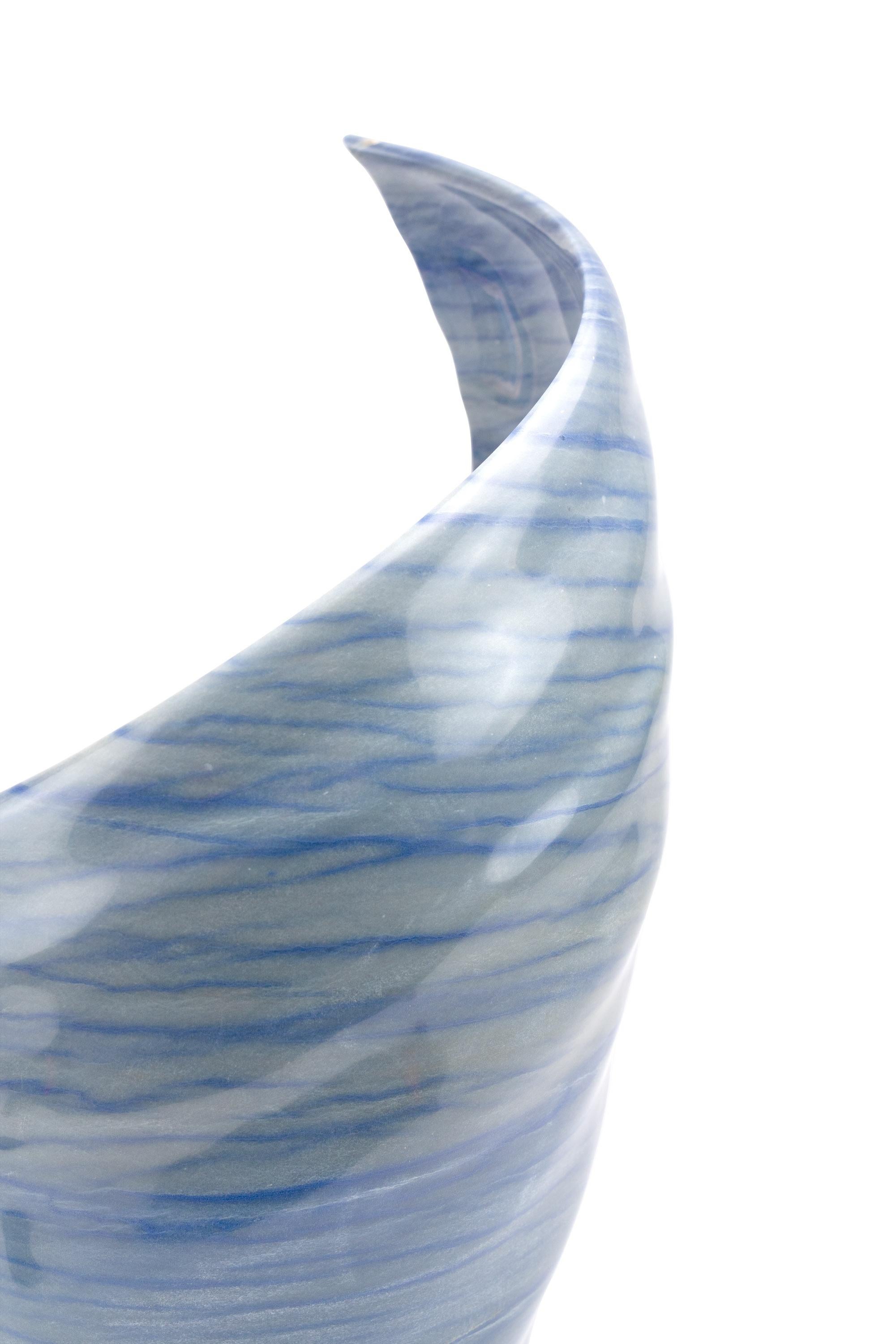 XXI secolo e contemporaneo Vaso scultoreo blu Marmo Azul Macaubas Fatto a mano in Italia, Forma organica in vendita
