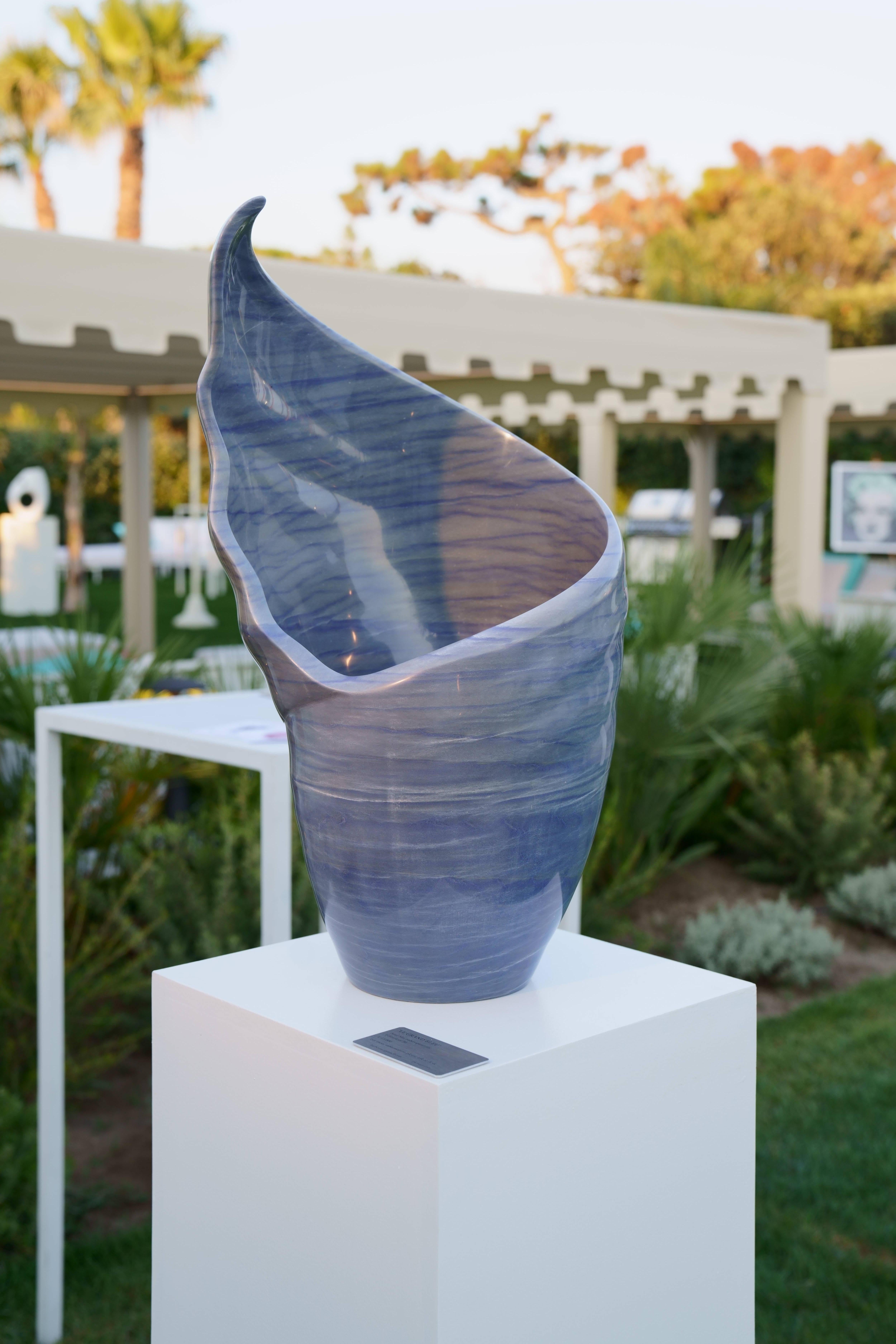 Vaso scultoreo blu Marmo Azul Macaubas Fatto a mano in Italia, Forma organica in vendita 1