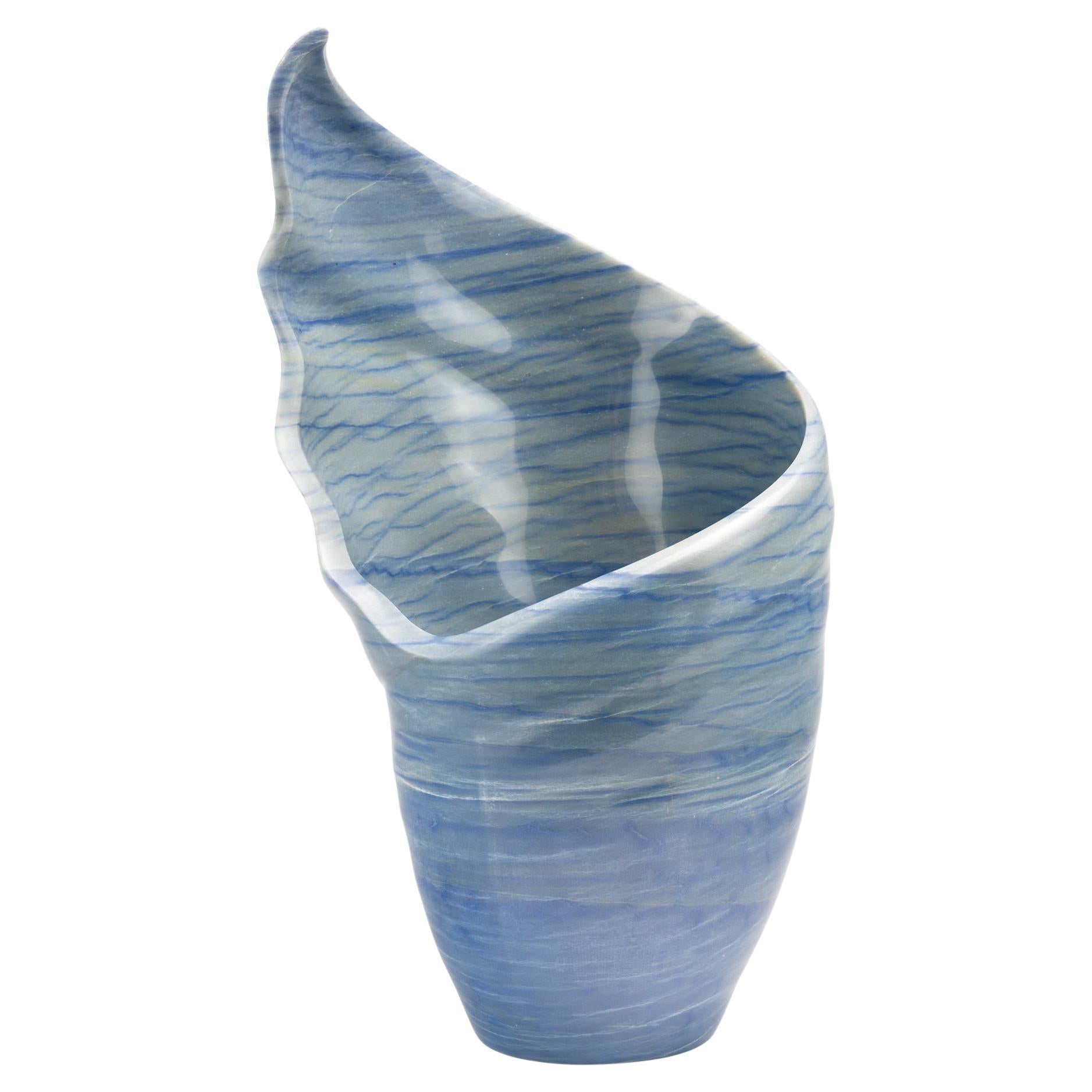 Skulpturale Blaue Vase Marmor Azul Macaubas Handgemacht in Italien, Organische Form
