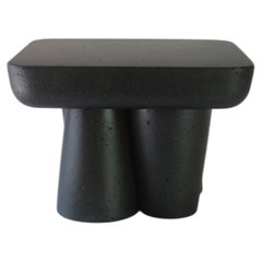 Buchständer Homme Sculptural Organic Modern aus schwarzem Steinguss von ALENTES Atelier