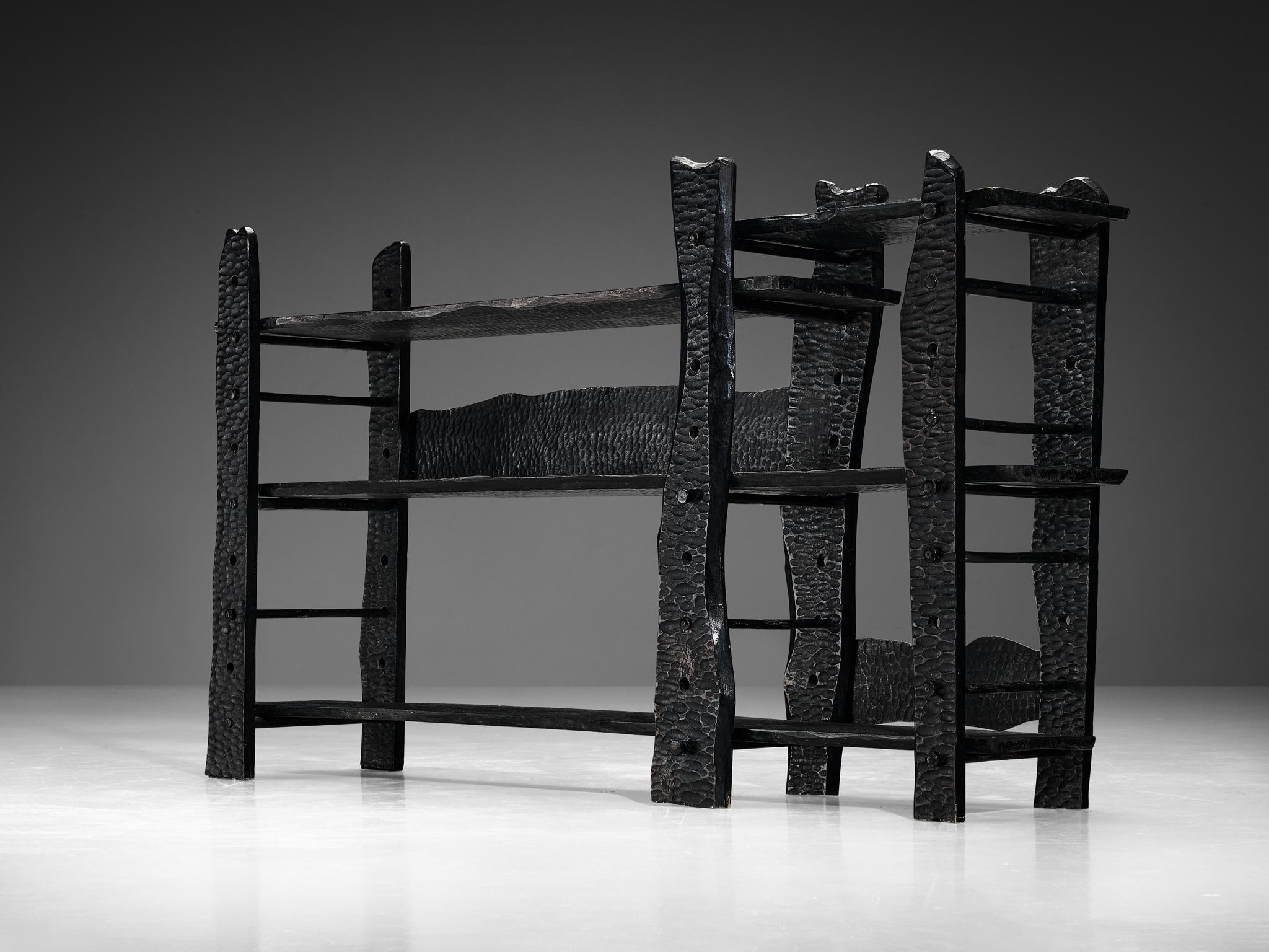 Skulpturales Bücherregal aus schwarz lackiertem Holz mit dekorativen Schnitzereien  (Französisch) im Angebot