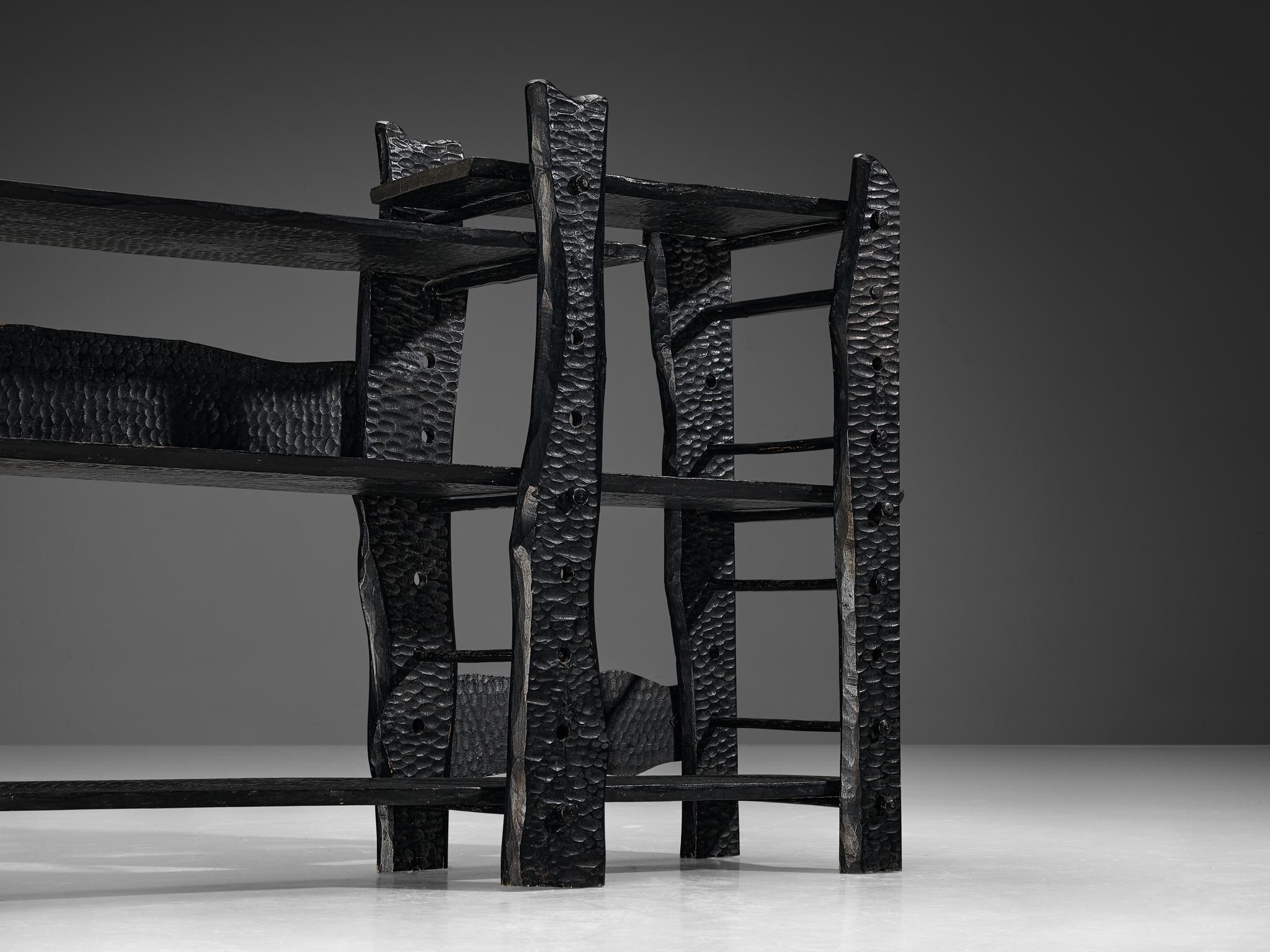 Skulpturales Bücherregal aus schwarz lackiertem Holz mit dekorativen Schnitzereien  im Zustand „Gut“ im Angebot in Waalwijk, NL