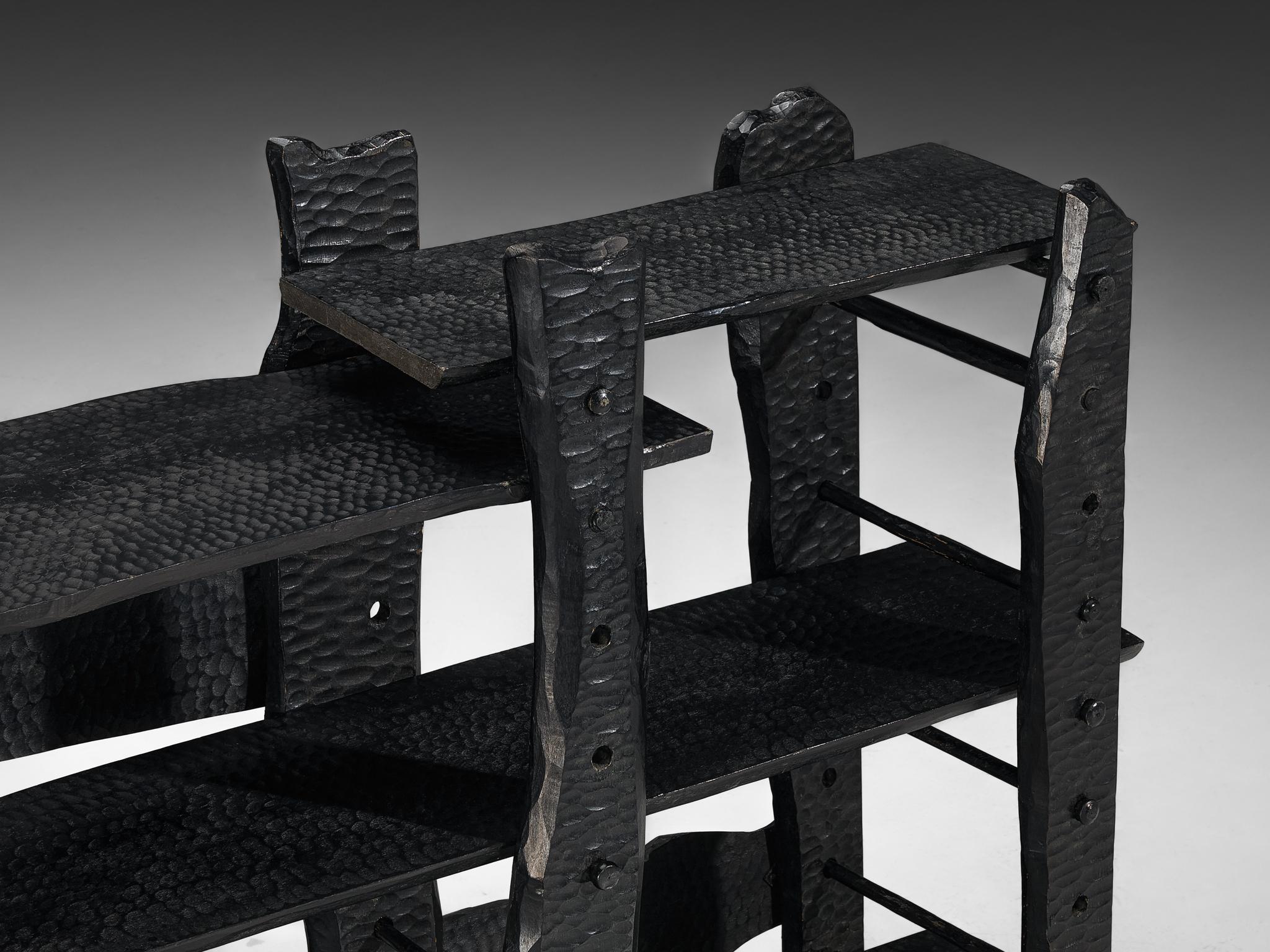Skulpturales Bücherregal aus schwarz lackiertem Holz mit dekorativen Schnitzereien  im Angebot 3