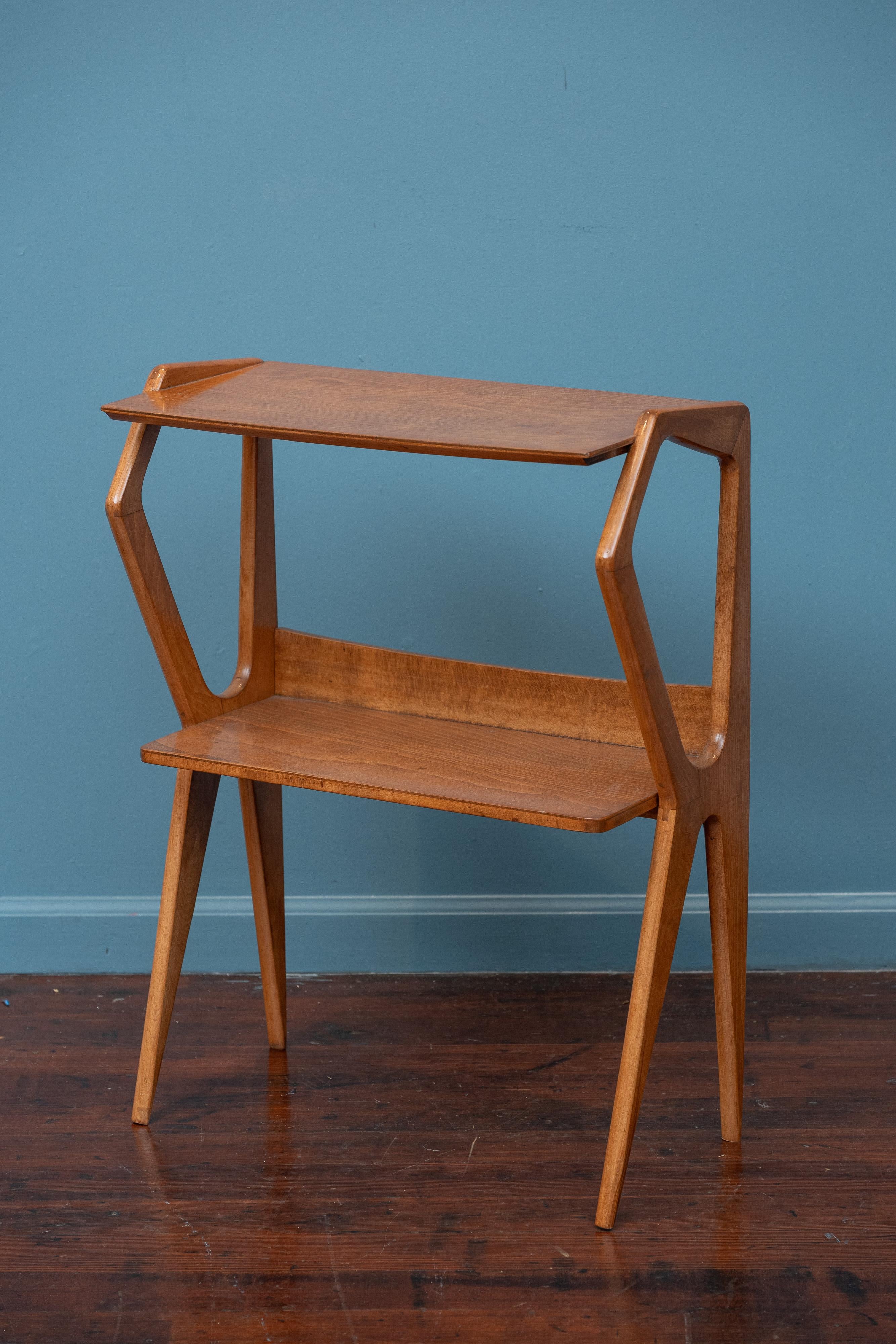 A la manière d'Ivo Parisi, petite bibliothèque angulaire, Italie. Construction et matériaux de haute qualité, bois fruitier joliment fini en très bon état. Table d'appoint ou étagère élégante, prête à être installée et à être appréciée.