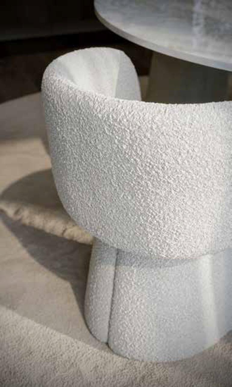Fait main Sculptural Bouclé Dining Chair with Pedestal Base-Set Of 8 Chairs White Bouclé en vente