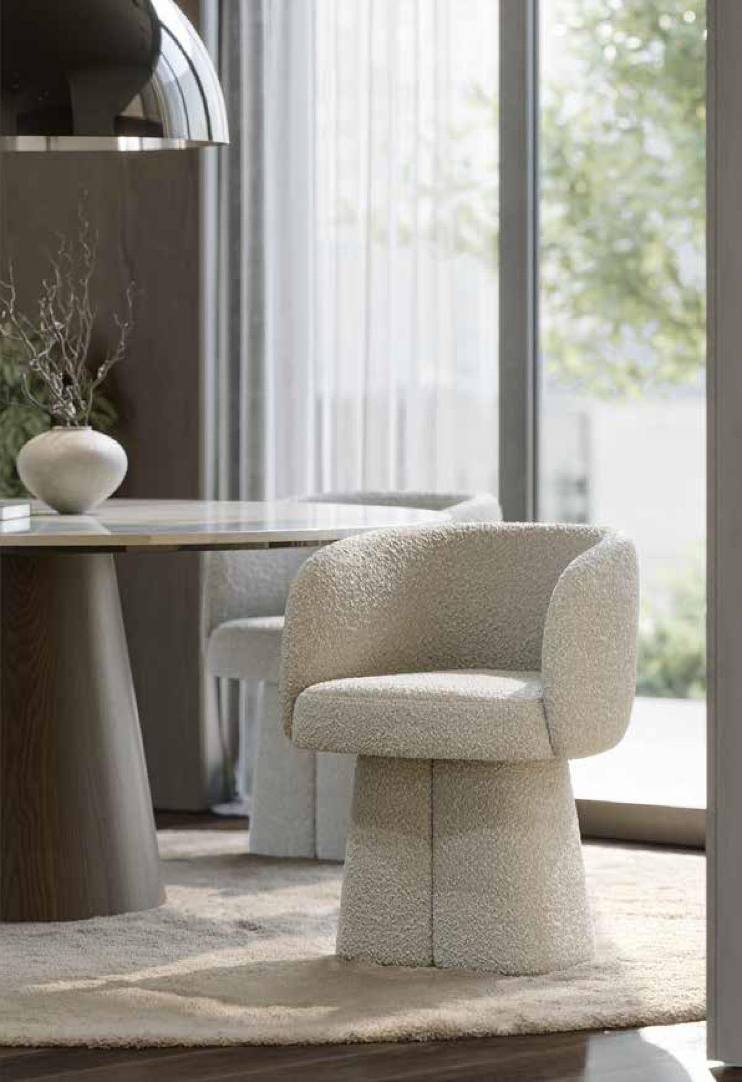 Portoghese Sedia da pranzo scultorea in bouclé con base a piedistallo - Set di sei sedie in bouclé taupe in vendita