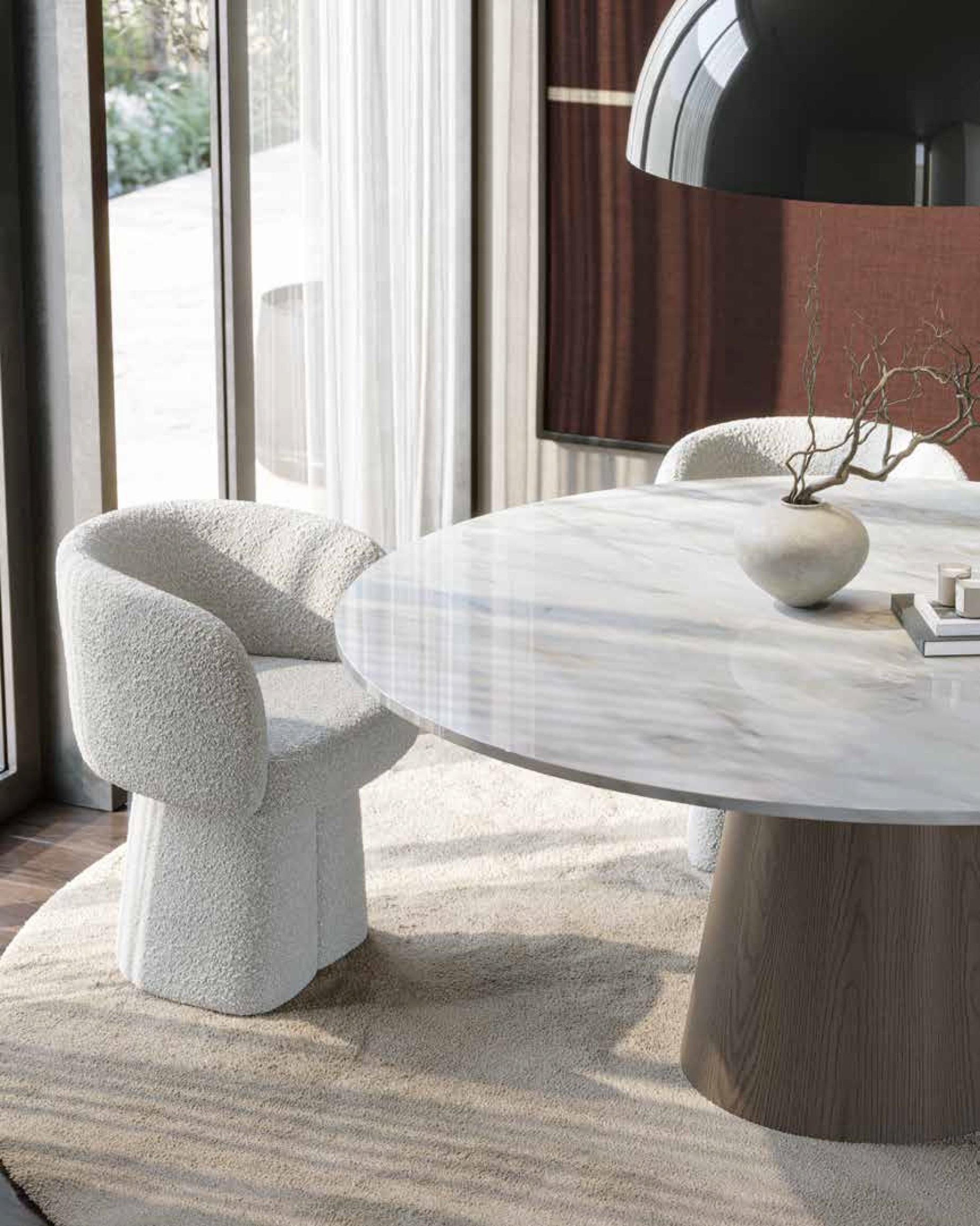Sedia da pranzo scultorea in bouclé con base a piedistallo - Set di sei sedie in bouclé taupe In condizioni Nuovo in vendita a NEW YORK, NY