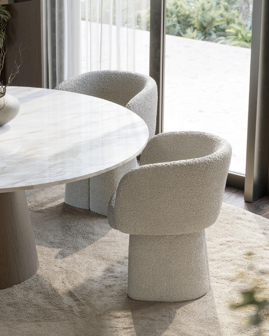 XXI secolo e contemporaneo Sedia da pranzo scultorea in bouclé con base a piedistallo diviso - Mondo Design/One in vendita