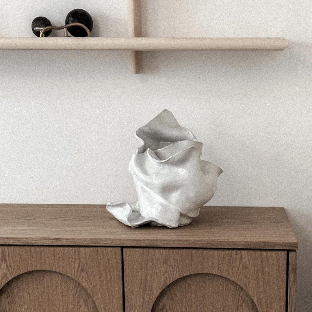 Arco scultoreo di Alexandra Madirazza
Dimensioni:  ⌀ 25 x H 25 cm (queste sono misure approssimative)
Materiali: Gres
Disponibile anche con smalto marrone, bianco o grigio. Opaco o lucido.

Alexandra è un architetto, ma negli ultimi 5 anni ha