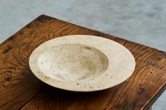 Skulpturale Schale oder Tafelaufsatz aus Travertin