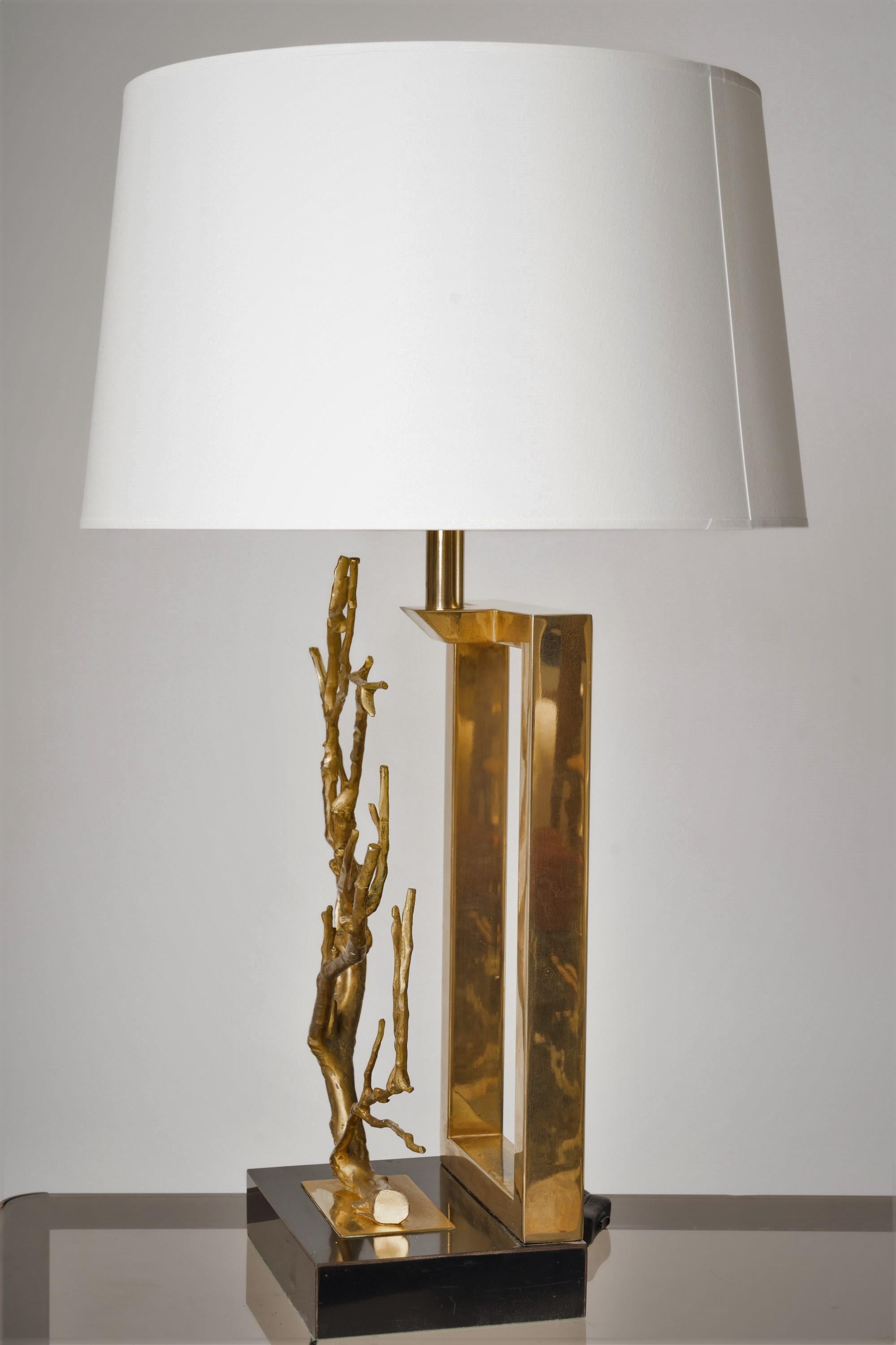 Tischlampe im Stil von Maison Charles. Boden aus Melamin. Europäische Steckdose und Verkabelung. In gutem Vintage-Zustand. 
Diese Lampe wird von Frankreich aus versandt und kann entweder nach Frankreich oder an einen Standort von LIC NY