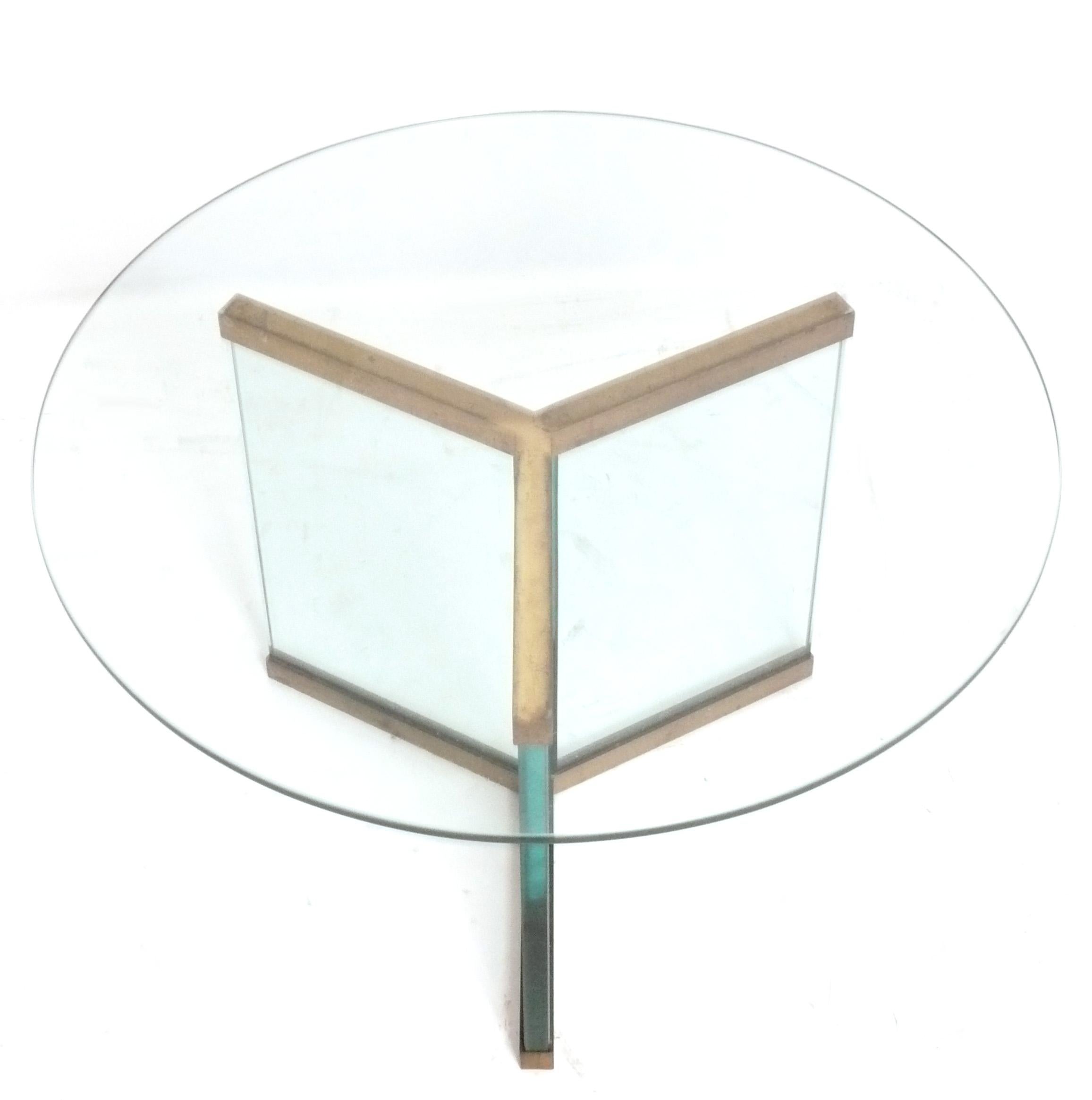Table basse sculpturale en verre et laiton, conçue par Leon Rosen pour Pace, américaine, vers les années 1970.