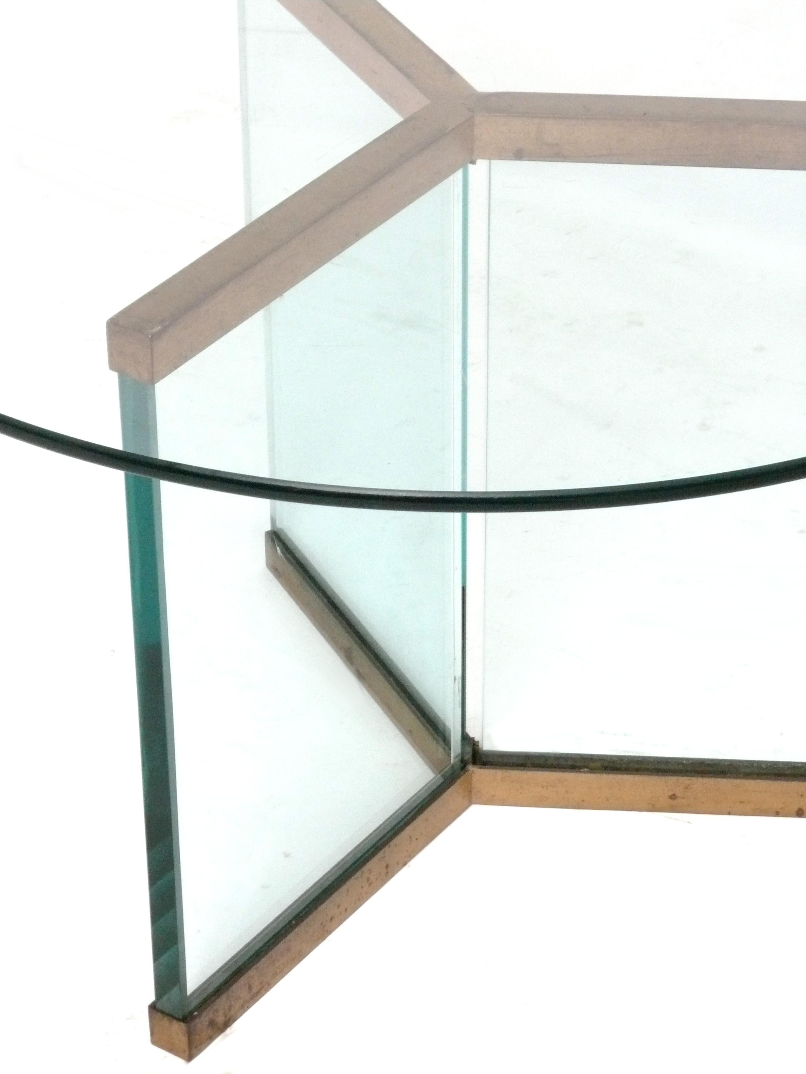 Américain Table basse sculpturale en laiton et verre par Leon Rosen pour Pace en vente
