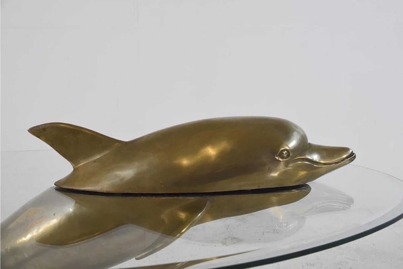 Français Table basse sculpturale avec dauphin en laiton et verre, France, années 1970 Paris en vente