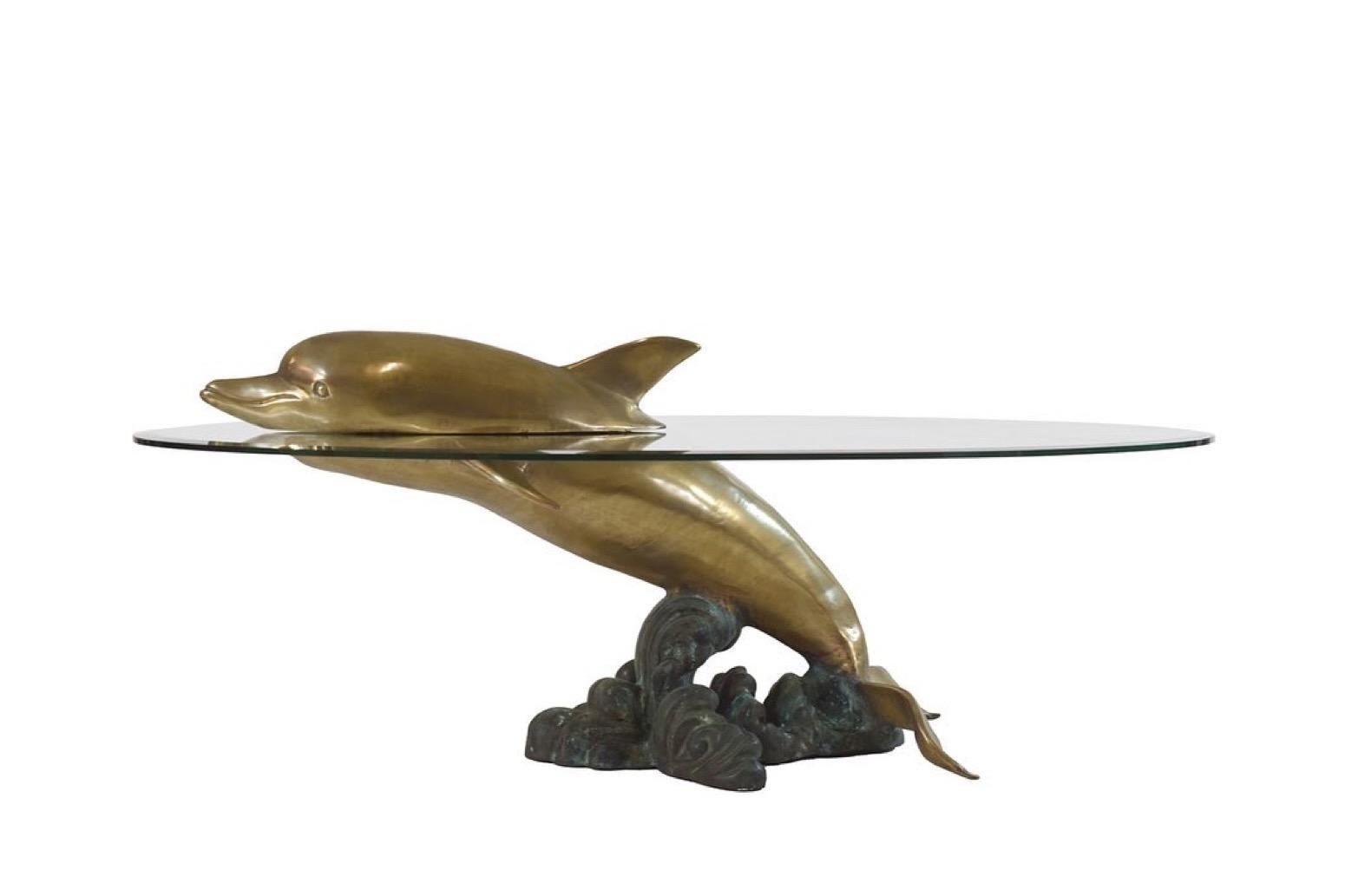 Laiton Table basse sculpturale avec dauphin en laiton et verre, France, années 1970 Paris en vente