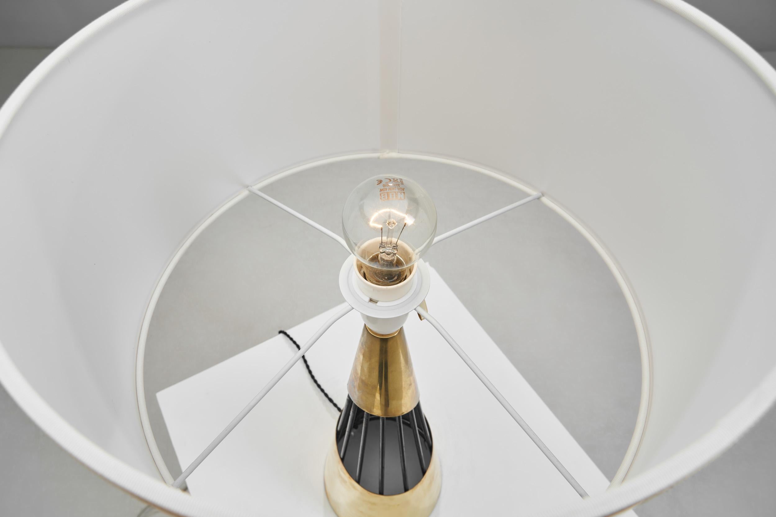 Sculptural Brass and Lacquered Metal Table Lamp, Denmark 1960s For Sale 3