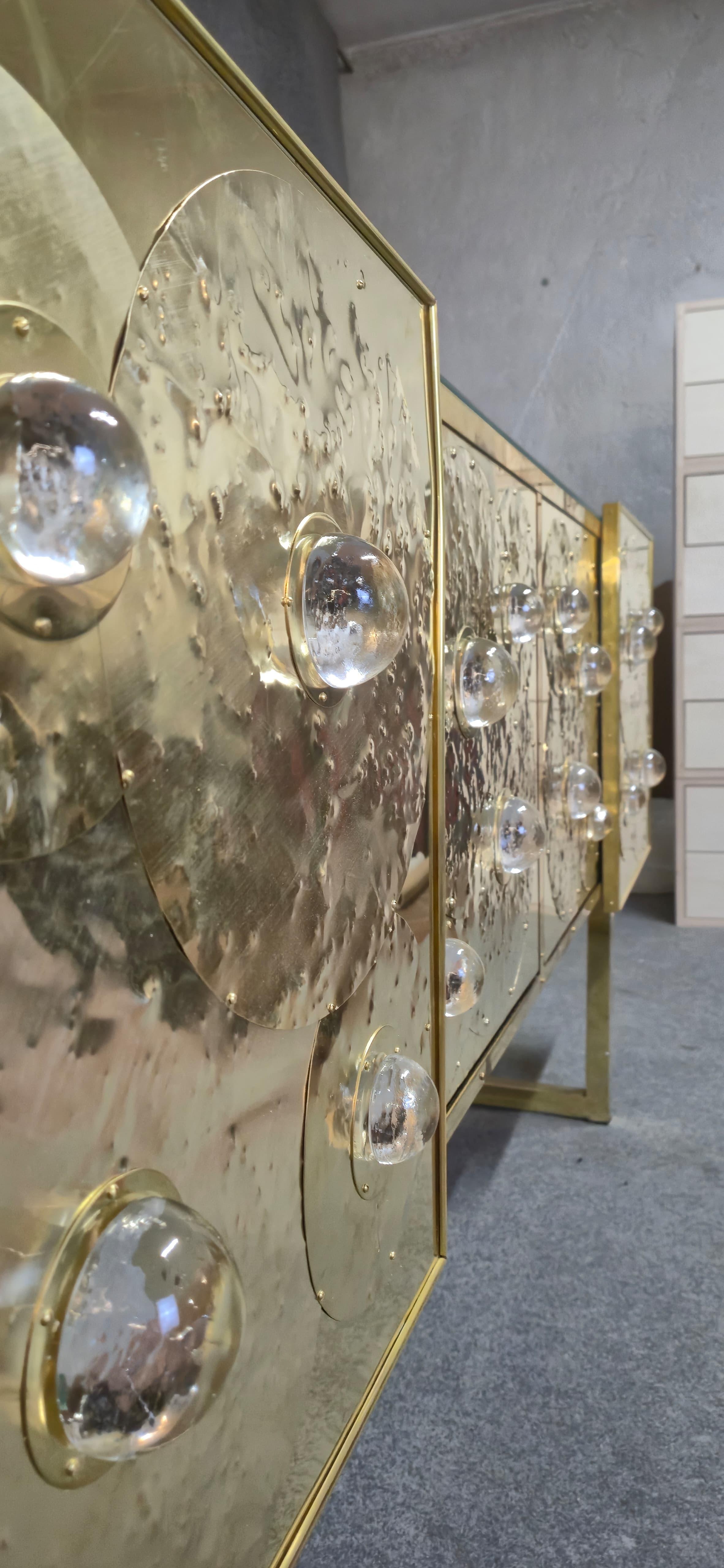 Buffet sculptural en laiton et verre de Murano par Justfurnituress, Italie sur mesure en vente 6