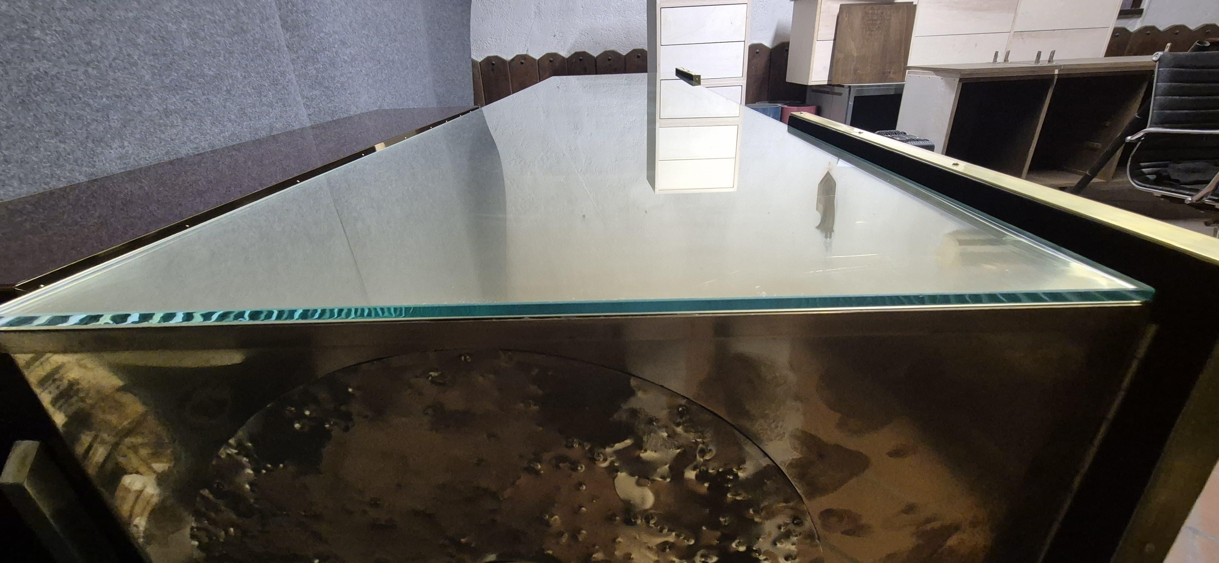 Laiton Buffet sculptural en laiton et verre de Murano par Justfurnituress, Italie sur mesure en vente