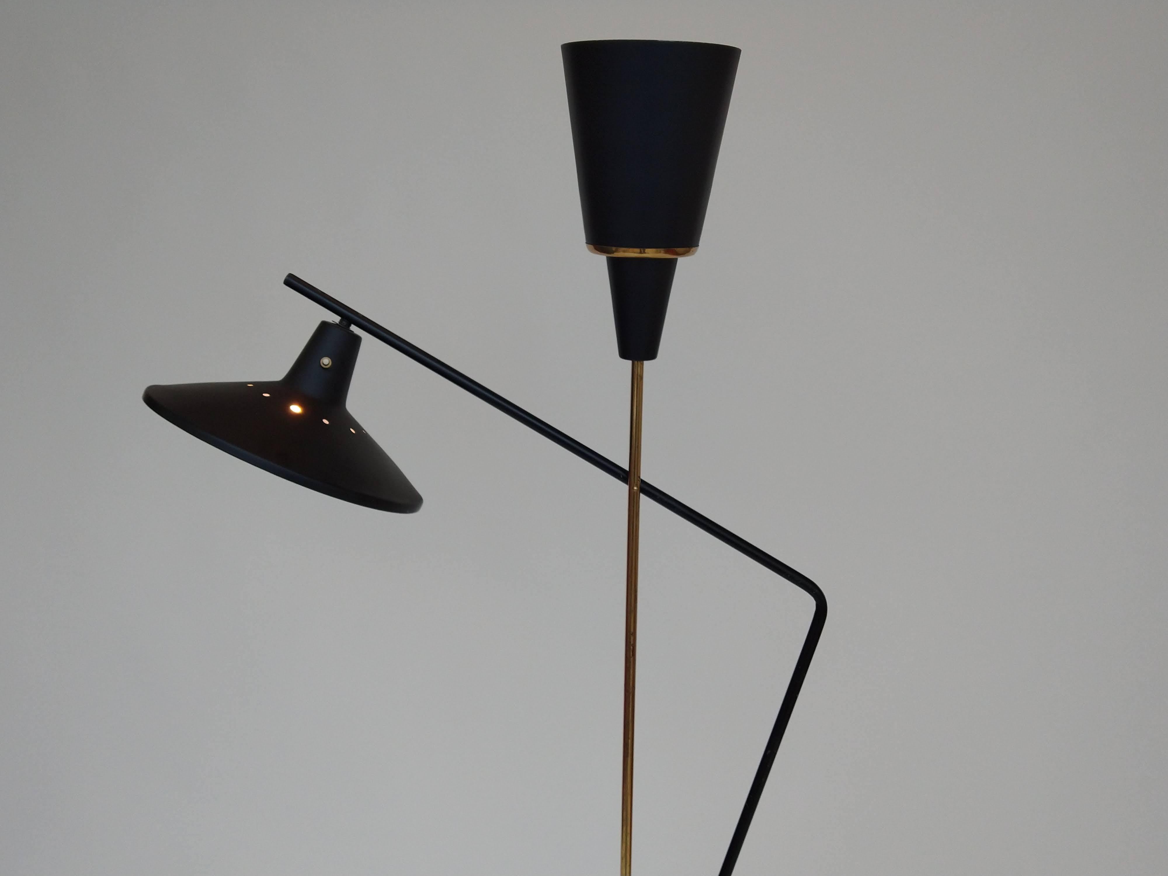 A striking brass and black-painted steel floor lamp attributed to a design by Gilardi & Barzaghi, Italy, circa 1950. Sitting on a Carrara marble base, the lamps double stem supports two black-painted aluminium diffusers, one an uplighter, the other