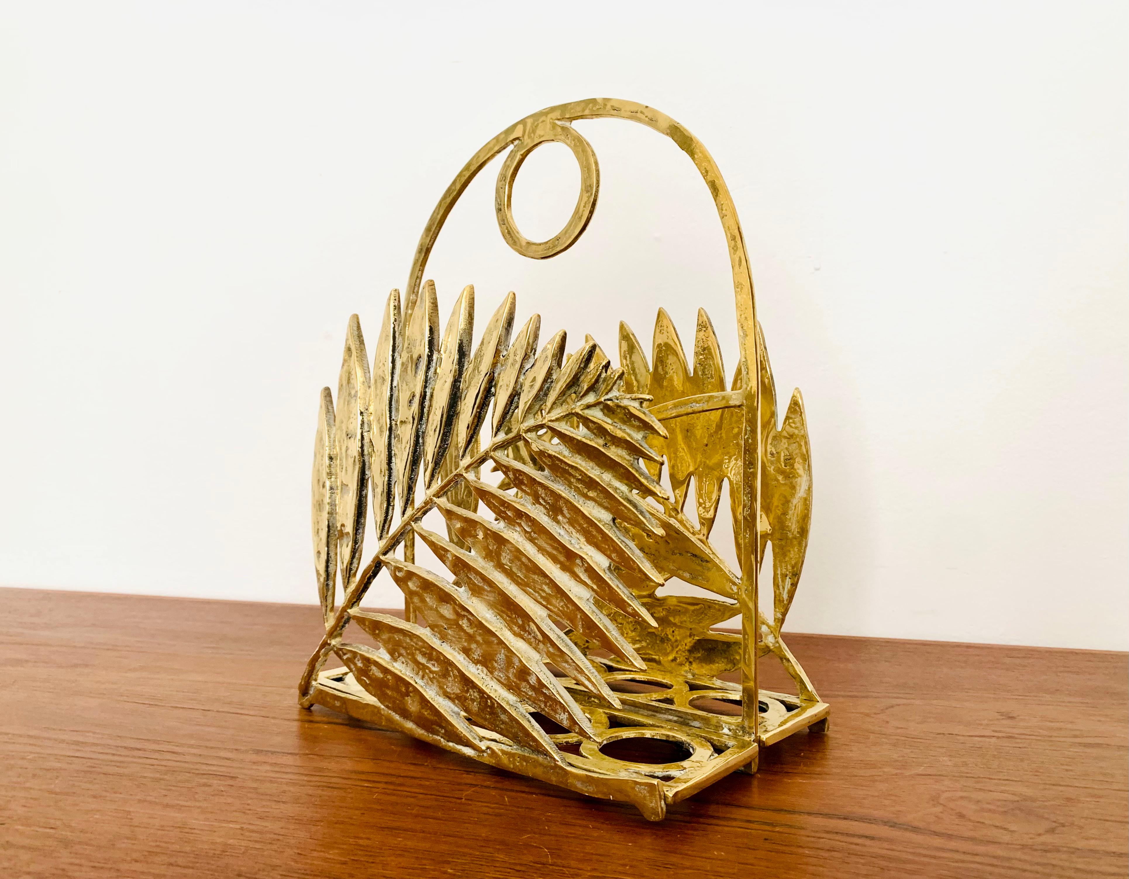 Sculptural Brass Cast Magazine Stand  In Good Condition For Sale In München, DE