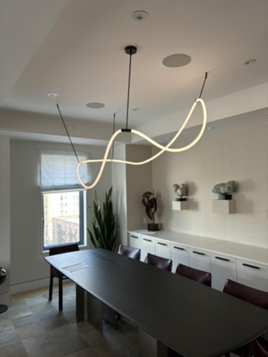 Installato per un mese prima che il cliente decidesse di trasferirsi. 
Pendente scultoreo a luce circolare in ottone - Itaca di Morghen Studio
Materiali: Ottone annerito, luce LED
L'ottone lucido mostrato nelle immagini del produttore non è