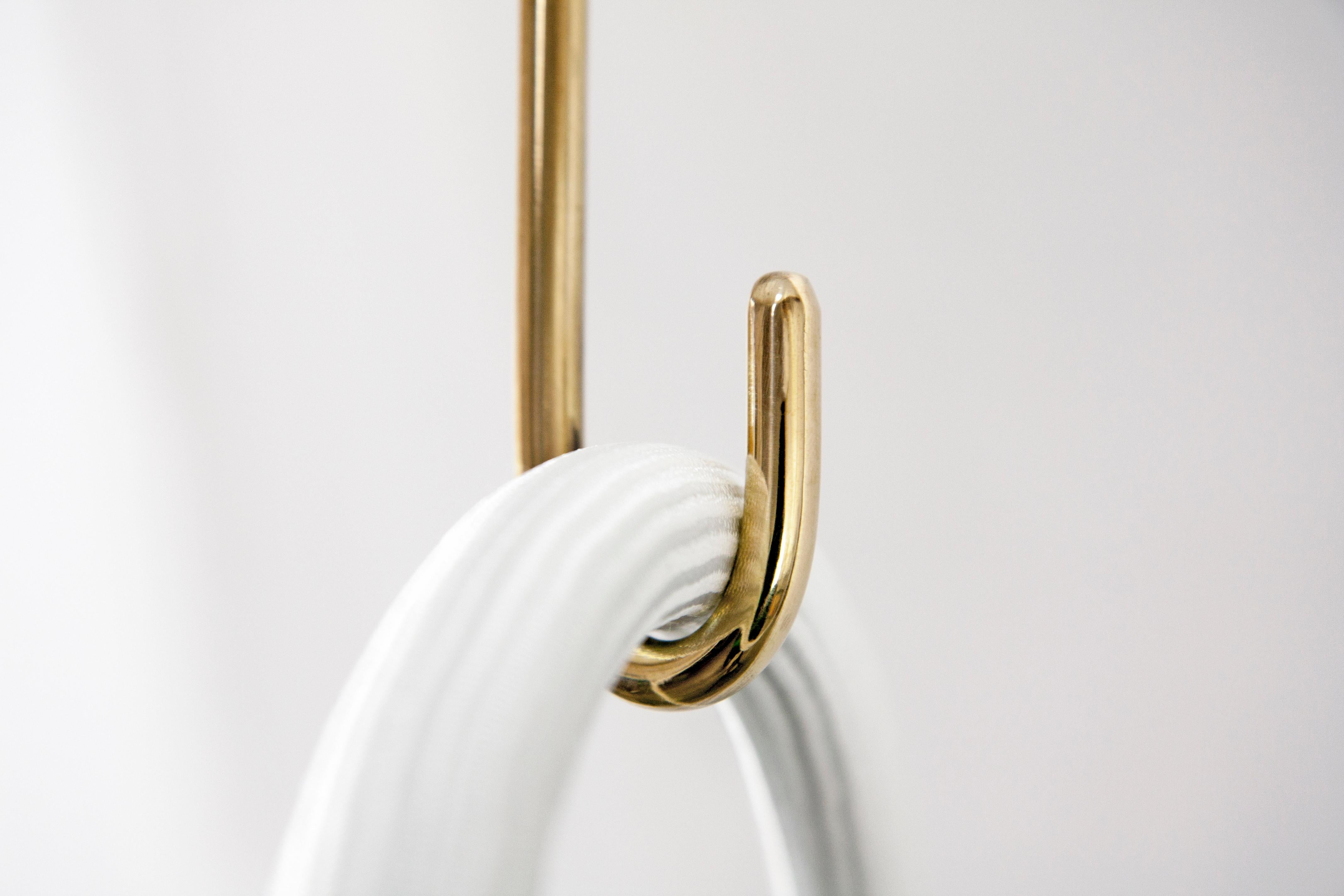 italien Lampe à suspension circulaire sculpturale en laiton Itaca de Morghen Studio en vente