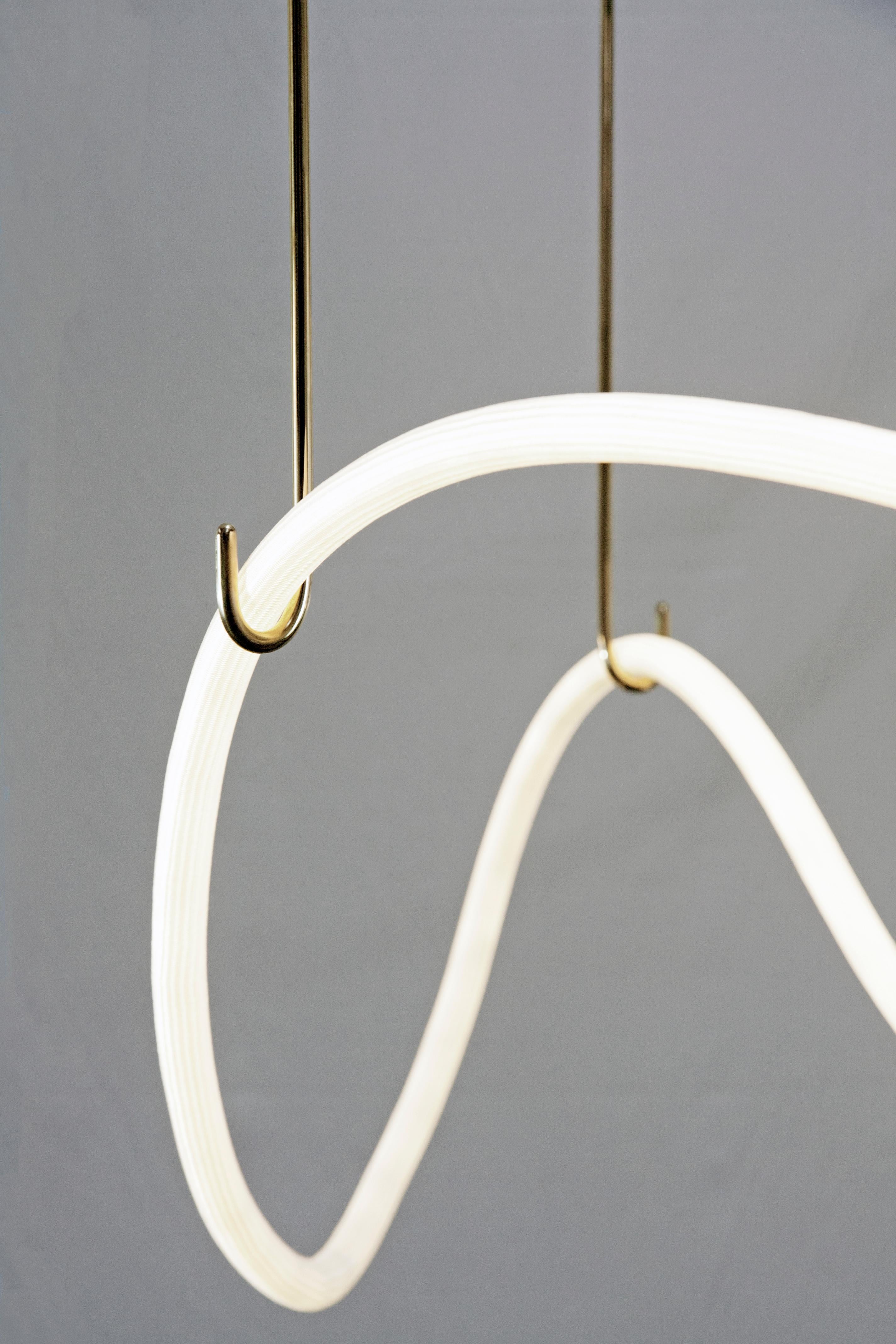 Lampe à suspension circulaire sculpturale en laiton Itaca de Morghen Studio en vente 1