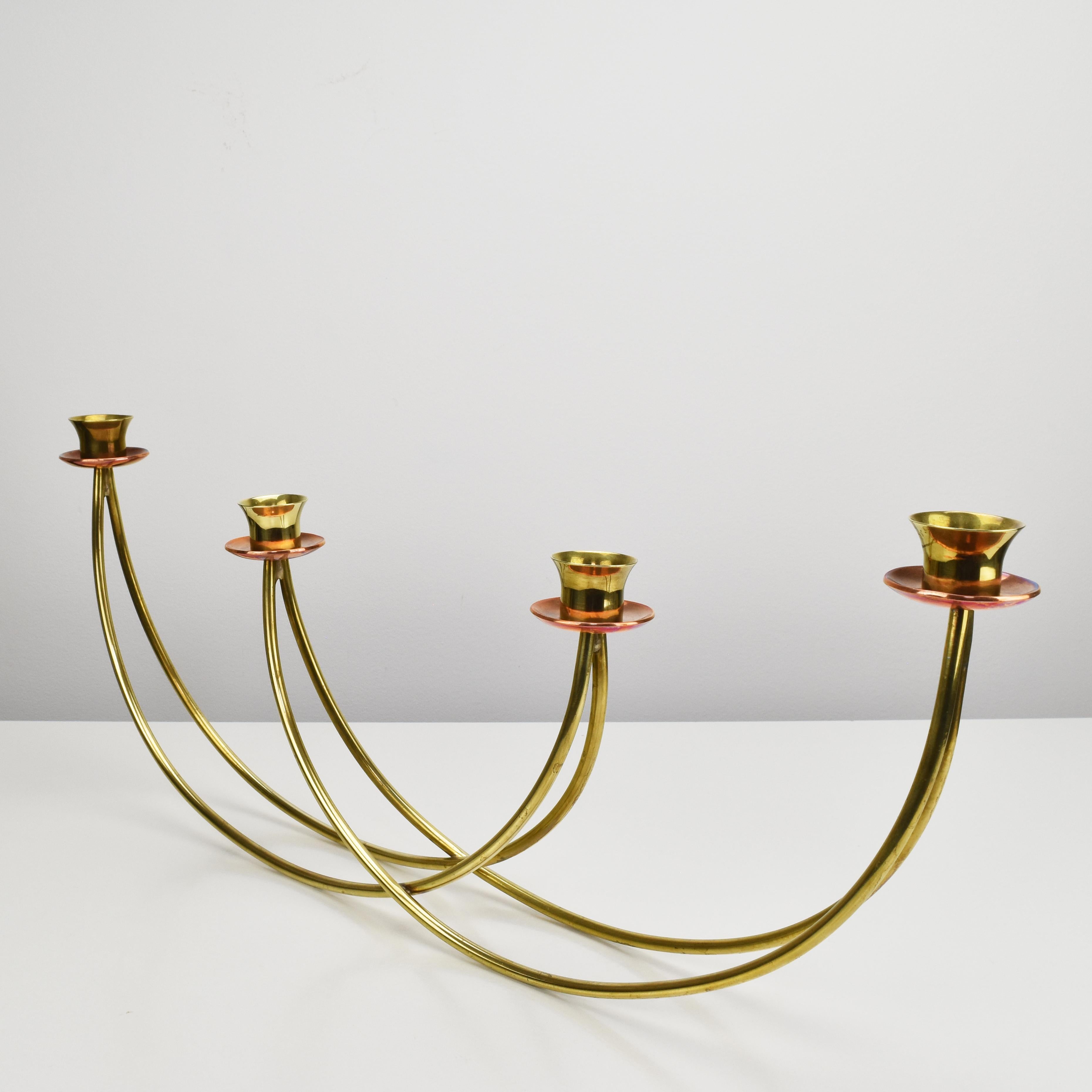 Minimalistisch gestalteter Kerzenständer für vier Kerzen aus massivem Messing mit kupfernen Tropfschalen, der Harald Buchrucker aus den 1940er Jahren zugeschrieben wird.