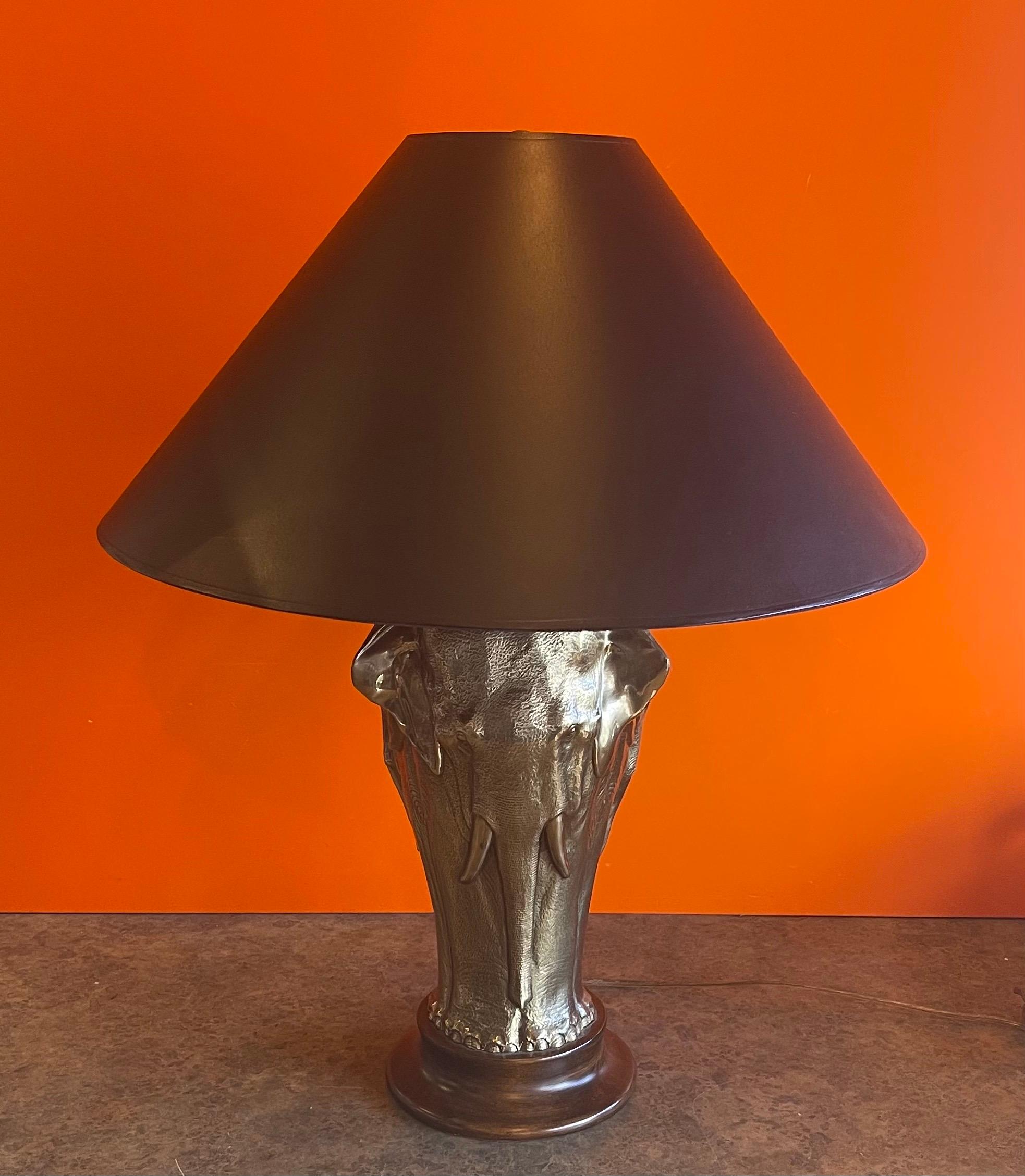 Lampe de bureau éléphant sculpturale en laiton de Tyndale pour Frederick Cooper Lamp Co. en vente 4